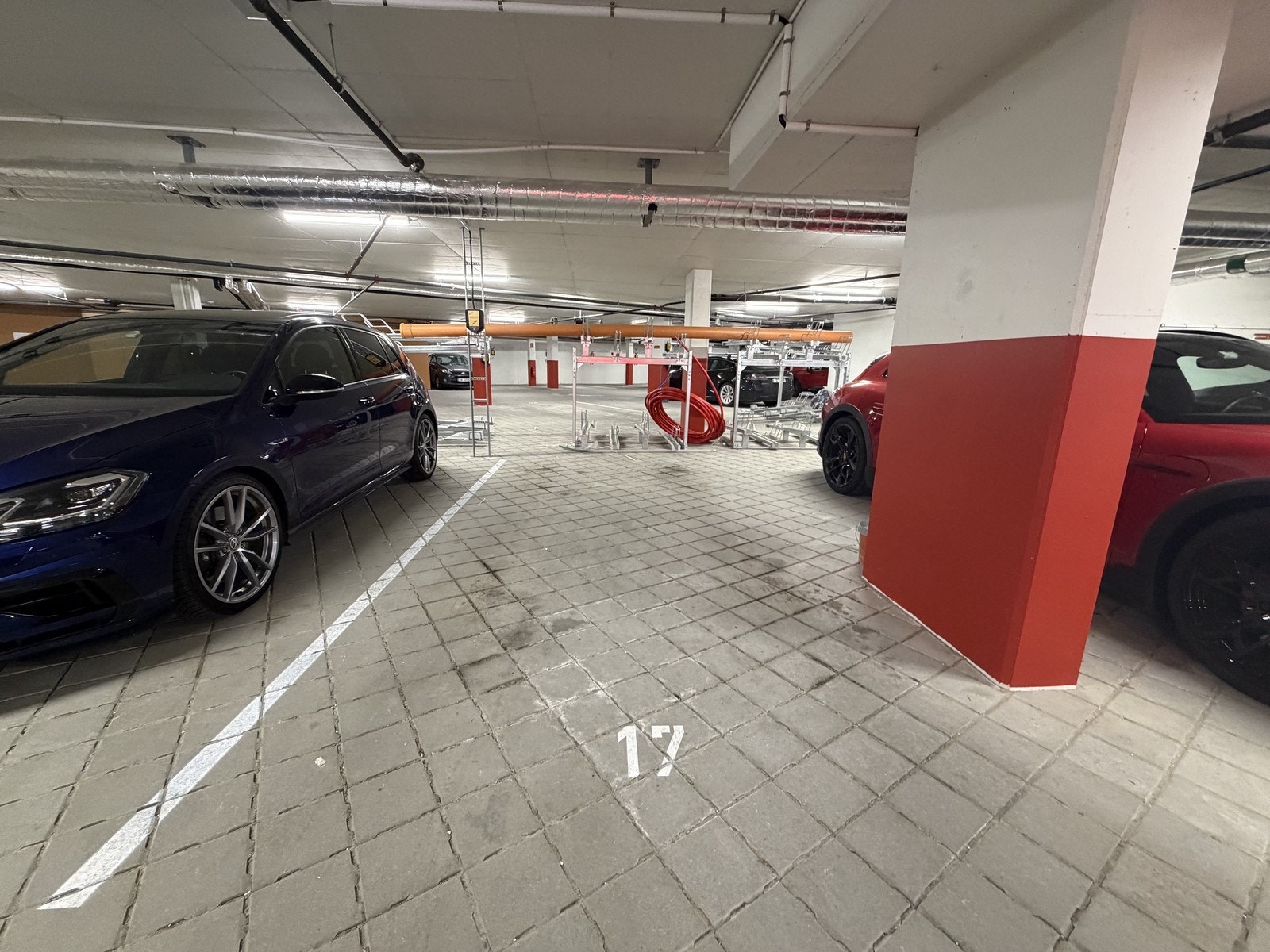 Garasjeplass med e-bil lader. Galleribilde
