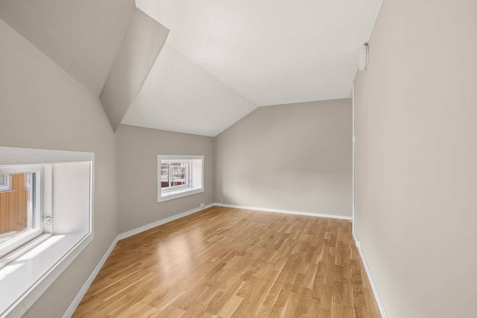Det andre soverommet har en arealeffektiv utforming med sjarmerende skråtak. Galleribilde