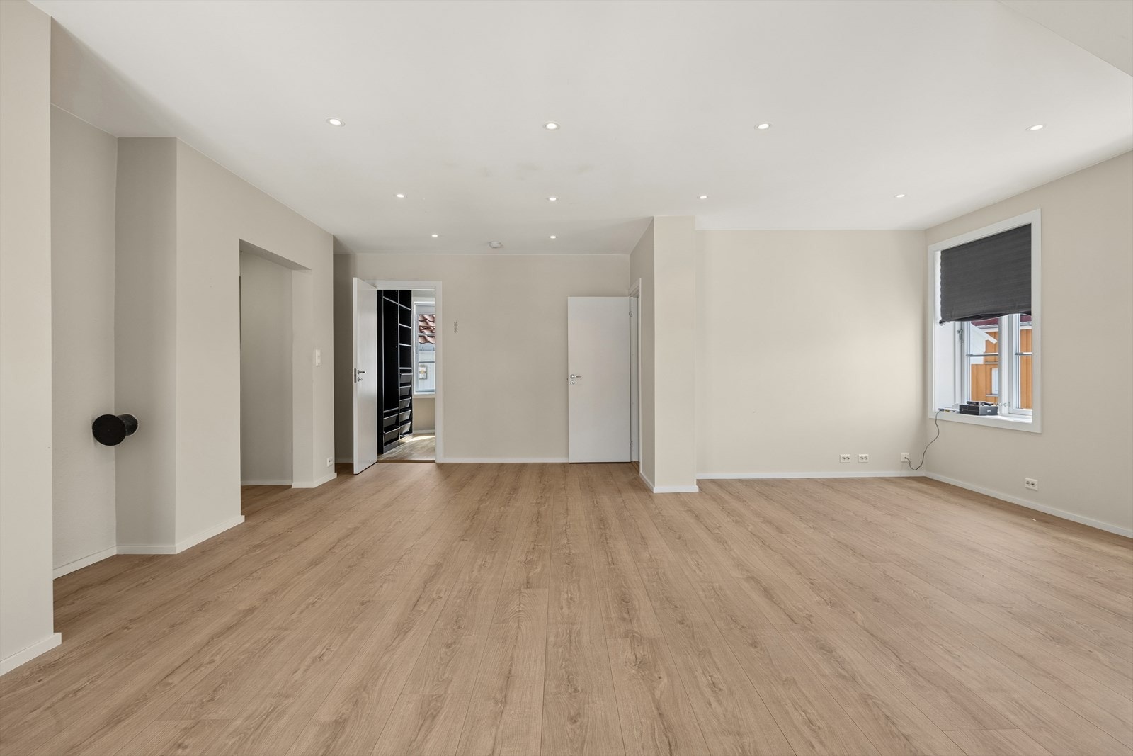 Stuen er romslig og gir fleksibilitet for møblering av både sittegruppe og spisebord. Galleribilde