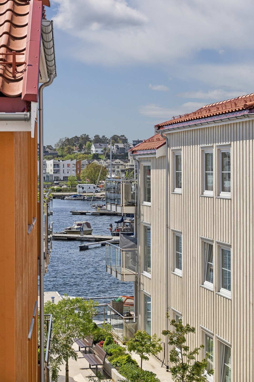 Fra leiligheten er det utsyn mot havnebassenget og det maritime miljøet i Grimstad. Galleribilde