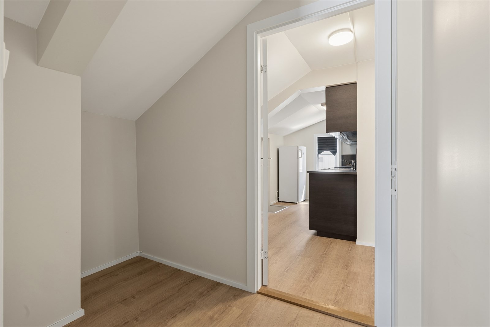 Fra entreen i første etasje leder en intern trapp deg opp til boligens oppholdsrom. Galleribilde
