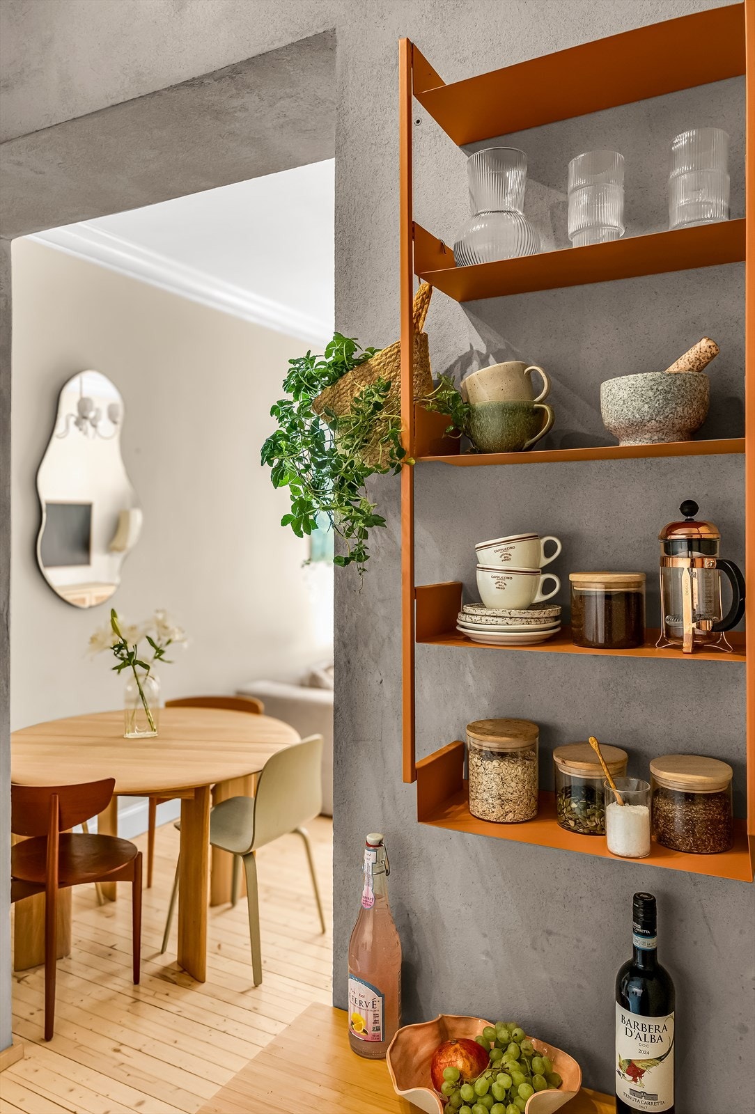 Dekorative oppbevaringsmuligheter i praktisk hylle Galleribilde