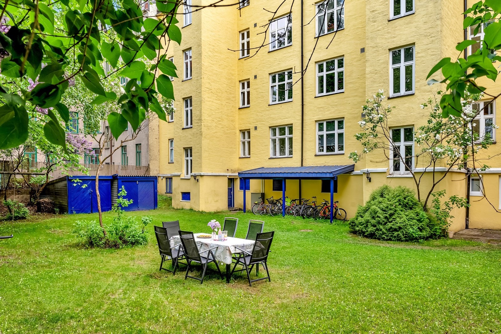 Fasade mot bakgård. Bakgården er opparbeidet med flere sittegrupper, gode oppholdsplasser og sykkelparkering Galleribilde