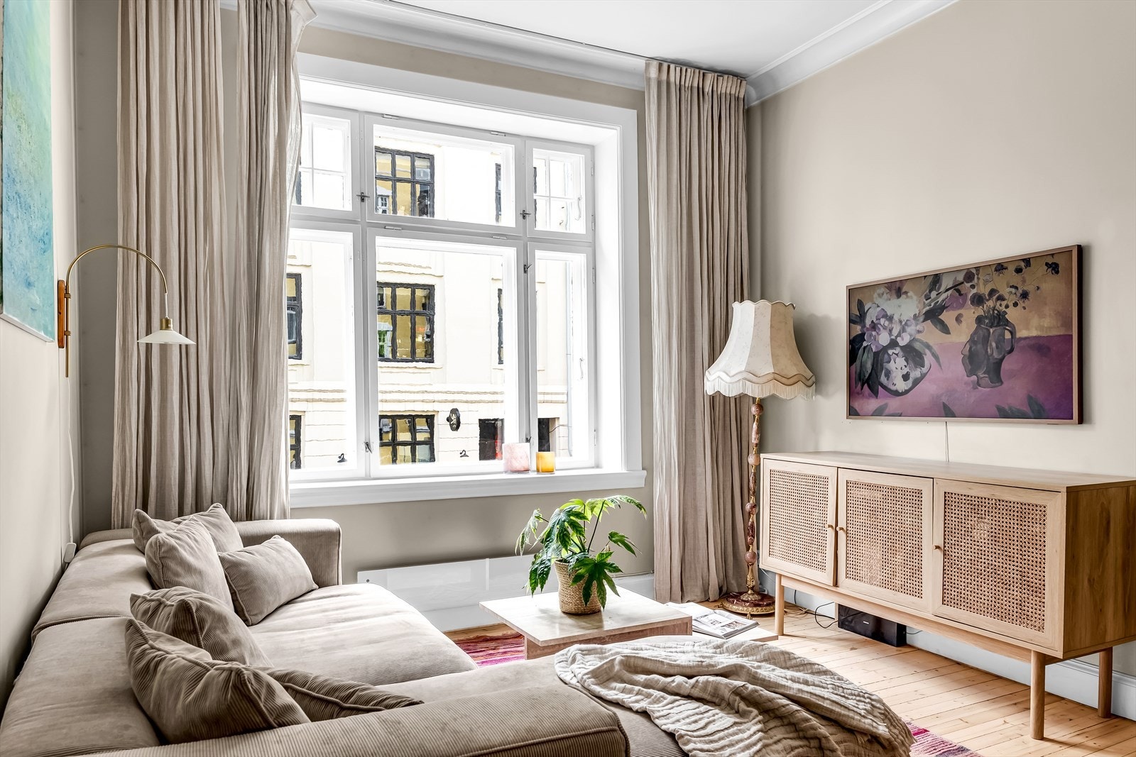 Store vindusflater slipper inn rikelig med naturlig lys. Her bor du i et levende bymiljø med et rikt utvalg av restauranter, kaféer, butikker og servicetilbud rett utenfor døren! Galleribilde