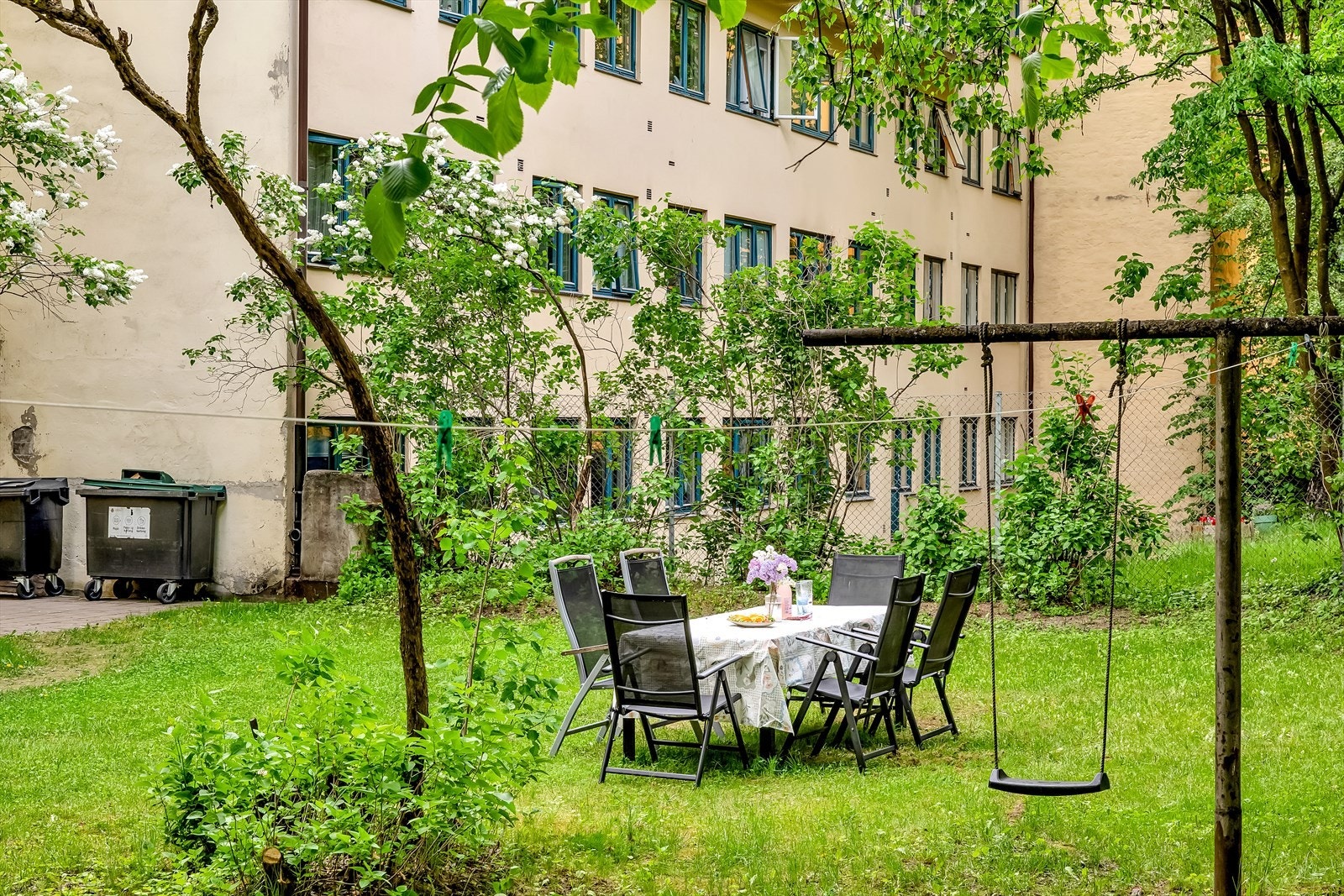 Herlig bakgård hvor late sommerdager kan nytes, midt på Majorstuen! Galleribilde