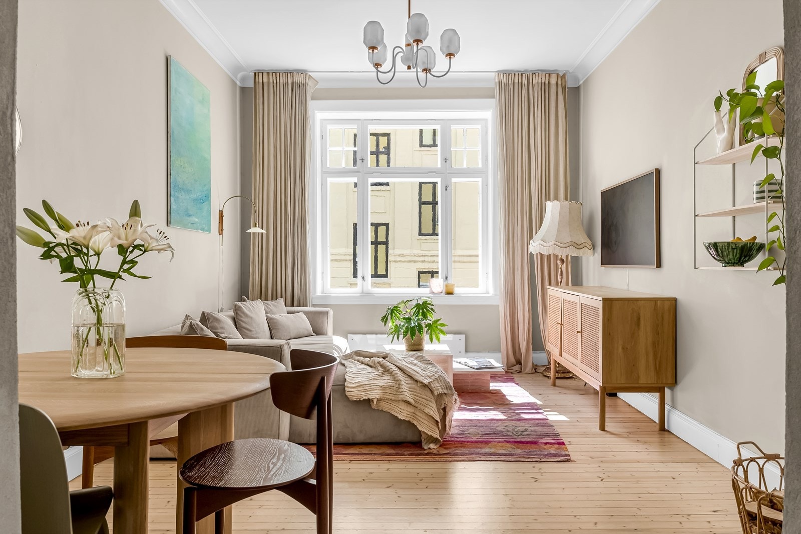Lys og innbydende stue malt i tidsrike farger. God plass til å innrede med sofagruppe med tilhørende TV, spisegruppe og annet ønsket inventar Galleribilde
