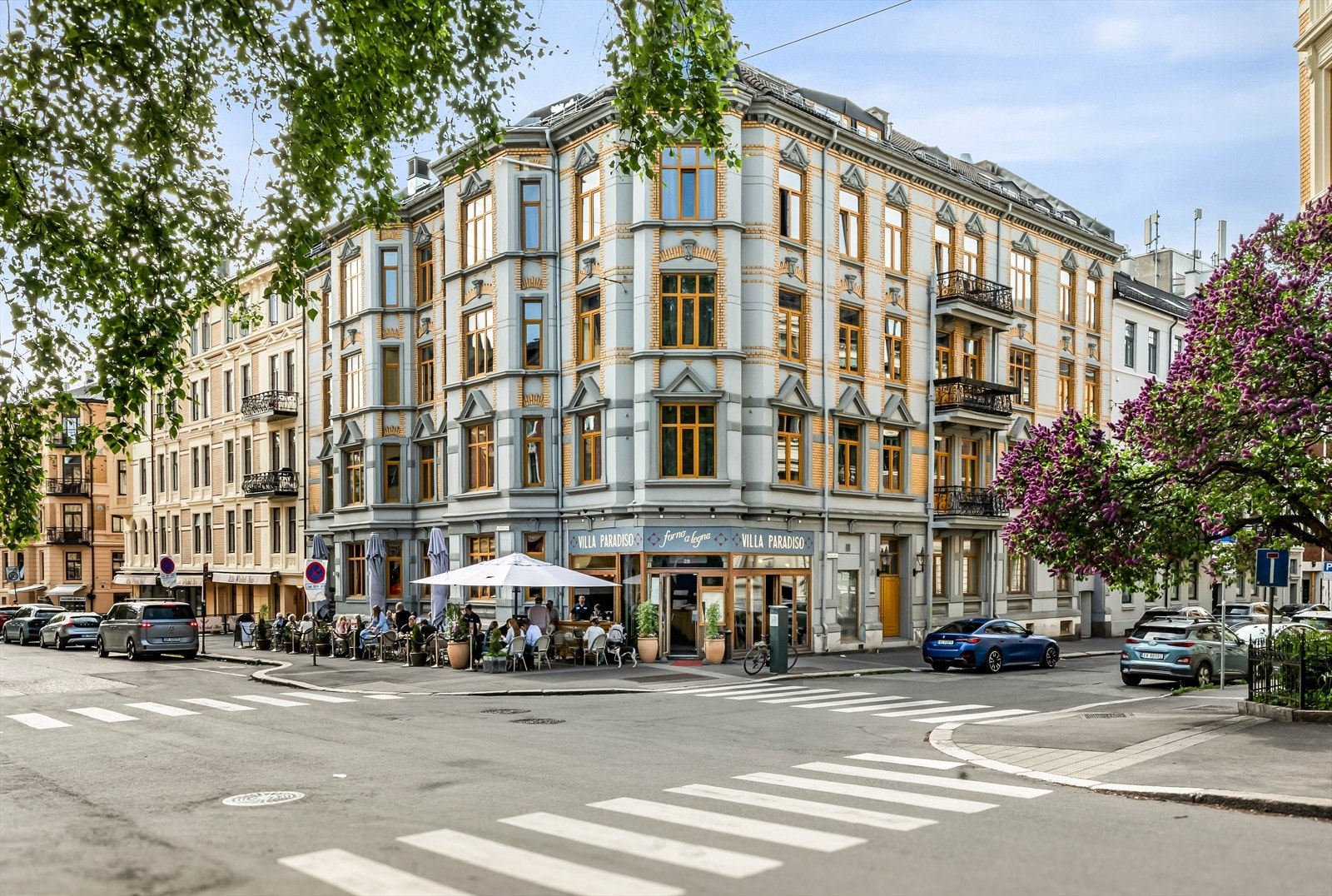 Boligen ligger svært sentralt og attraktivt til i en rolig gate på Majorstuen - et av Oslos mest etterspurte og urbane boligområder Galleribilde