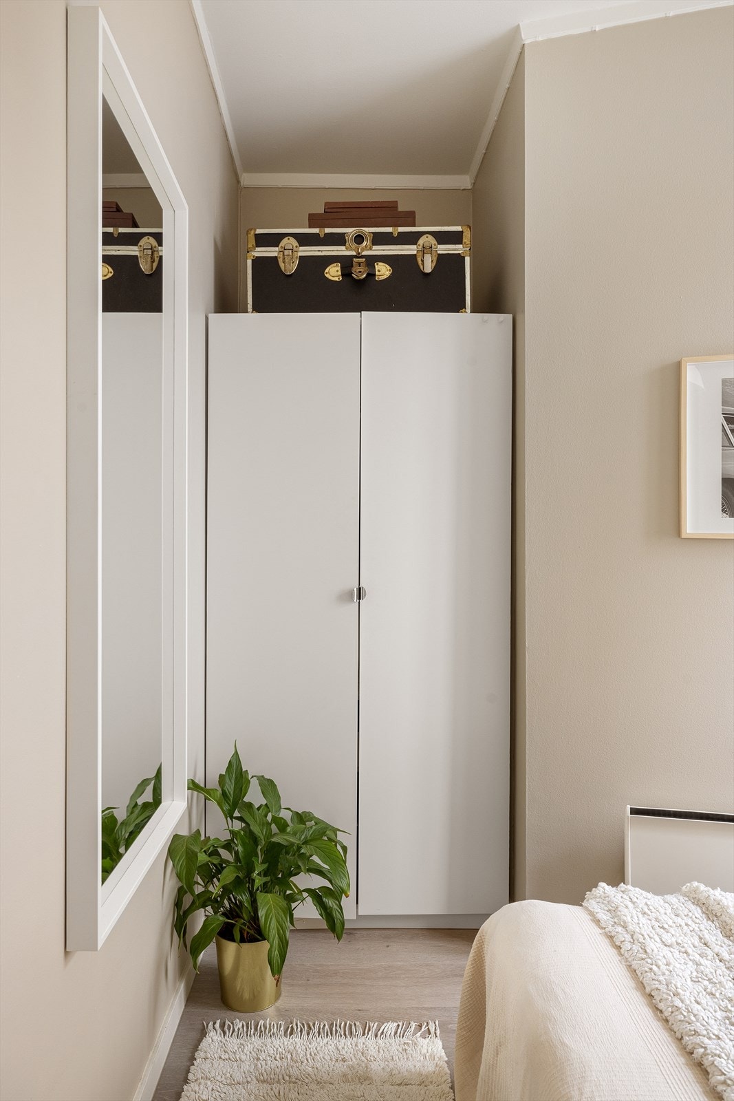 Her har man god plass til oppbevaring i klesskap i nisje. Galleribilde