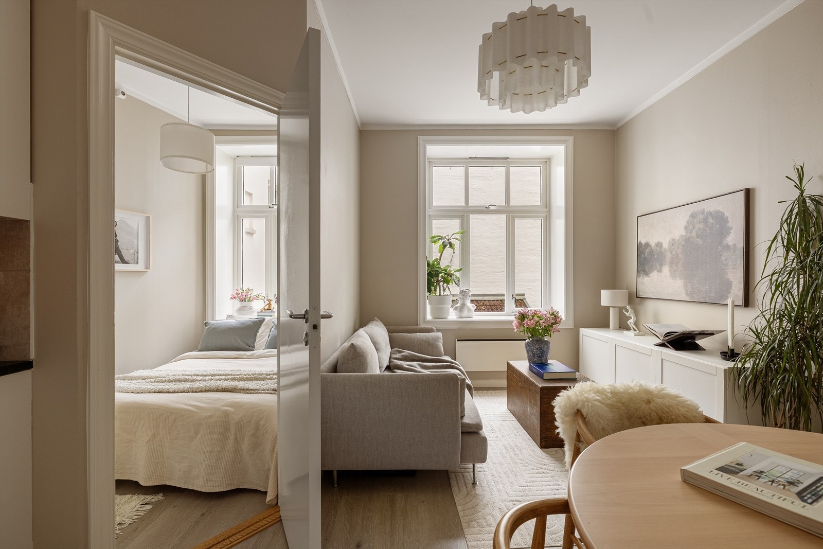 Videre holder leiligheten et tidløst design, med rosett i himling og delikate fargevalg. Galleribilde