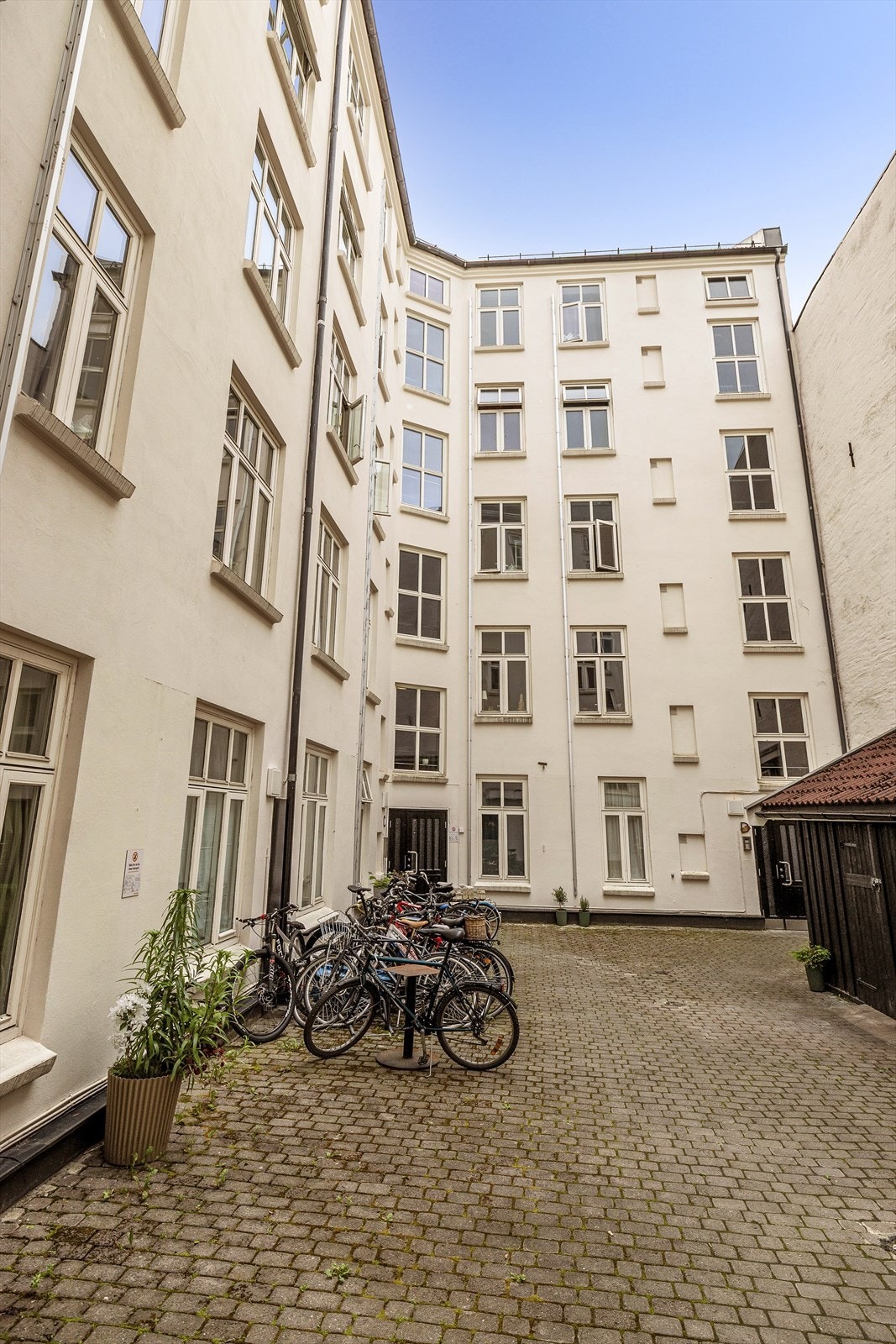 Velkommen til attraktive Fredensborg - beliggende midt i hjertet av Oslo. Her bor du med umiddelbar nærhet til alt byen har å by på; butikker, kaféer, restauranter, kulturtilbud og servicetjenester. Galleribilde