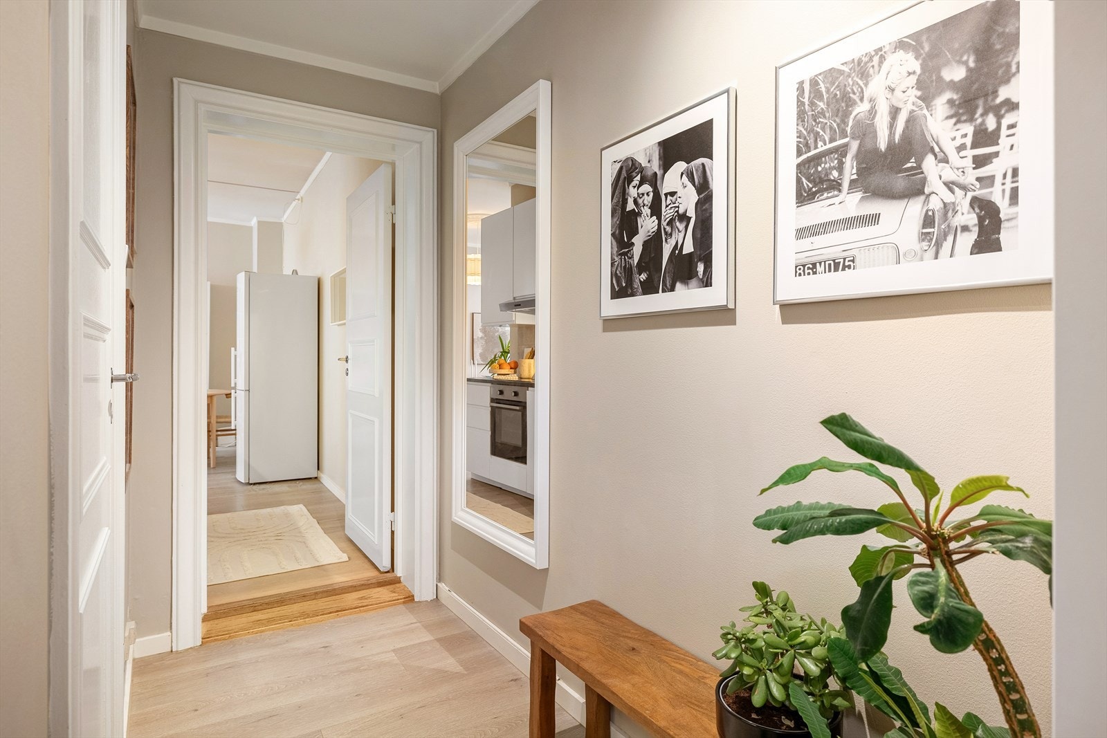 Innbydende entré gir et godt førsteinntrykk av leiligheten. Galleribilde