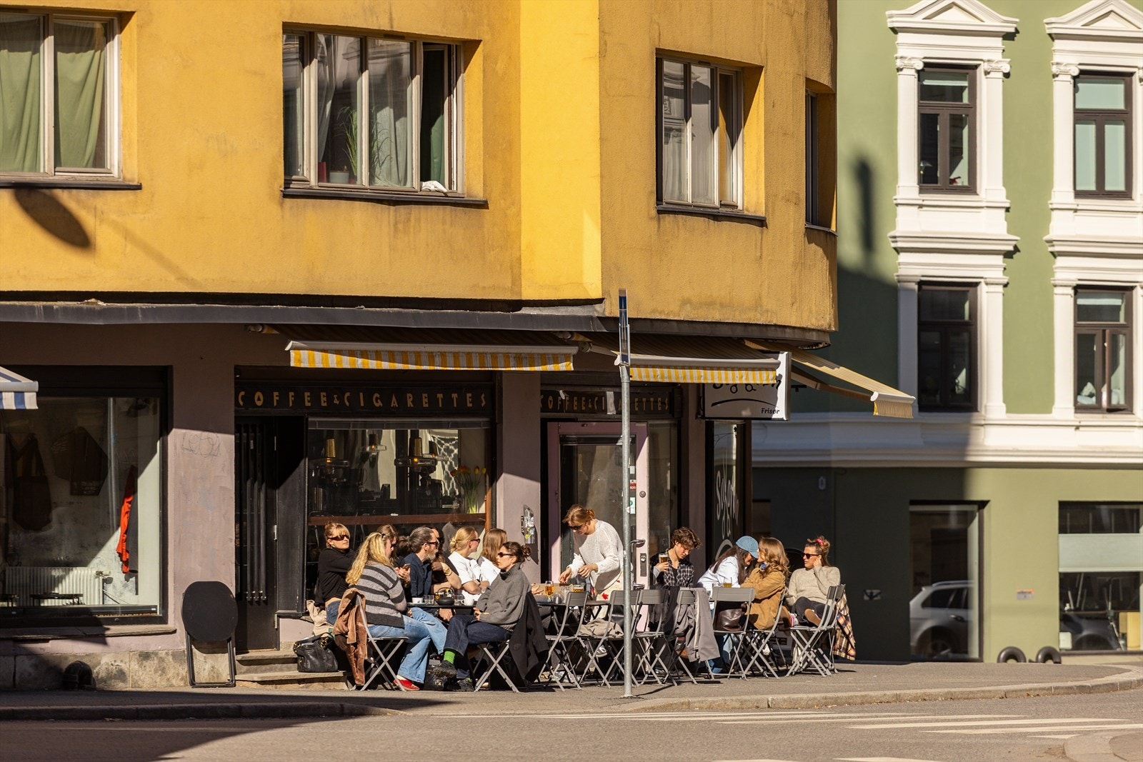 Området yrer av liv - med fulle uteserveringer når sola titter frem. Galleribilde