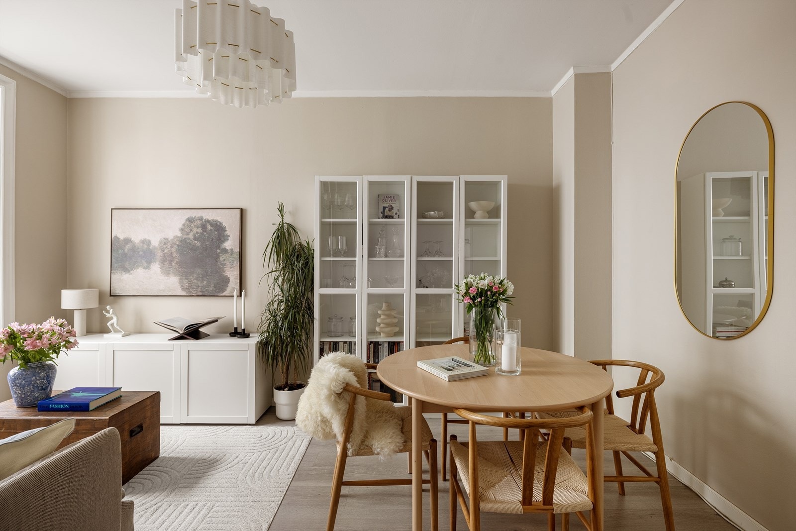 En nydelig 2-roms med attraktiv beliggenhet i en klassisk bygård på Fredensborg - tilbaketrukket i indre gårdsrom. Galleribilde