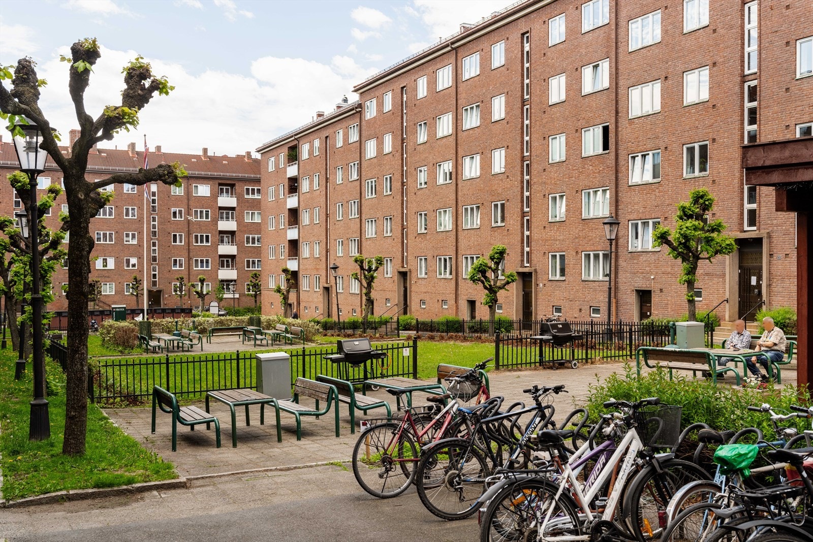 Med flere sitteplasser spredt i bakgården kan du nyte uteområdet uten å måtte gå langt fra hjemmet. Galleribilde