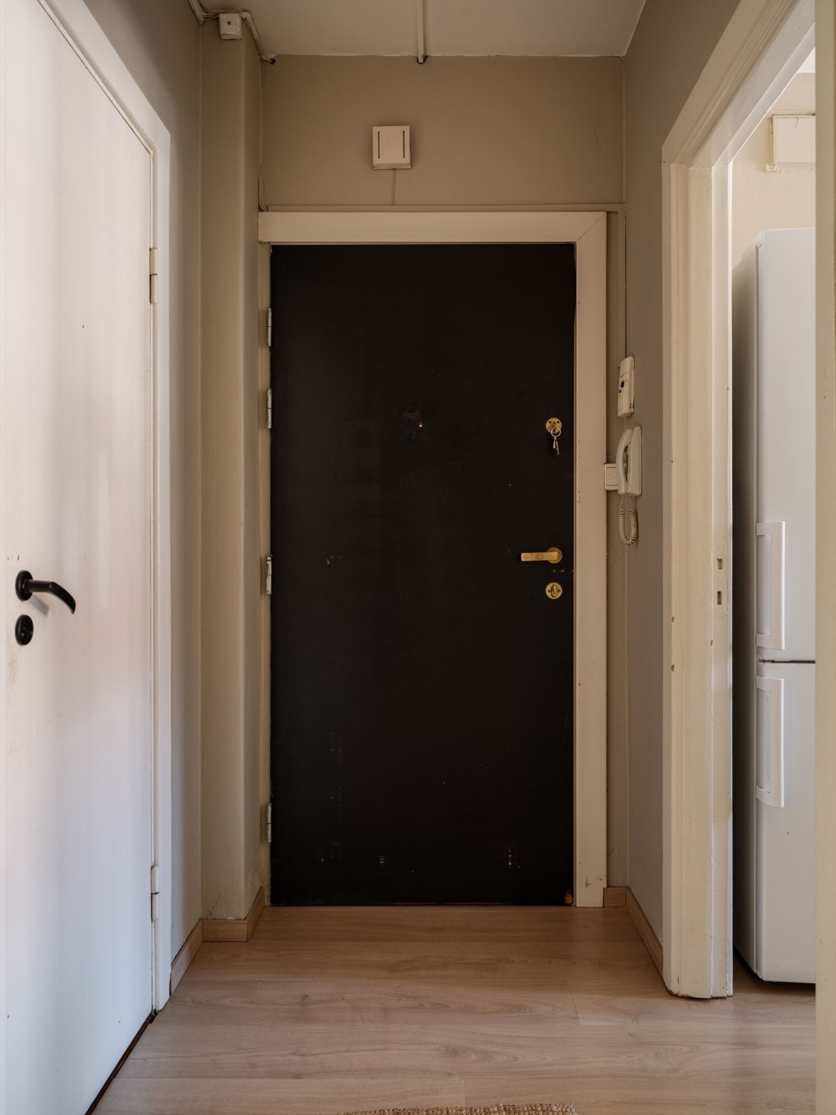 Entréen fungerer som boligens knutepunkt som binder alle rom sammen - velkommen inn! Galleribilde