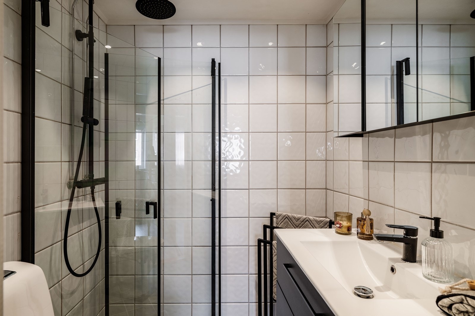 Her er det gjennomførte sorte detaljer som gir et moderne og eksklusivt uttrykk. Galleribilde