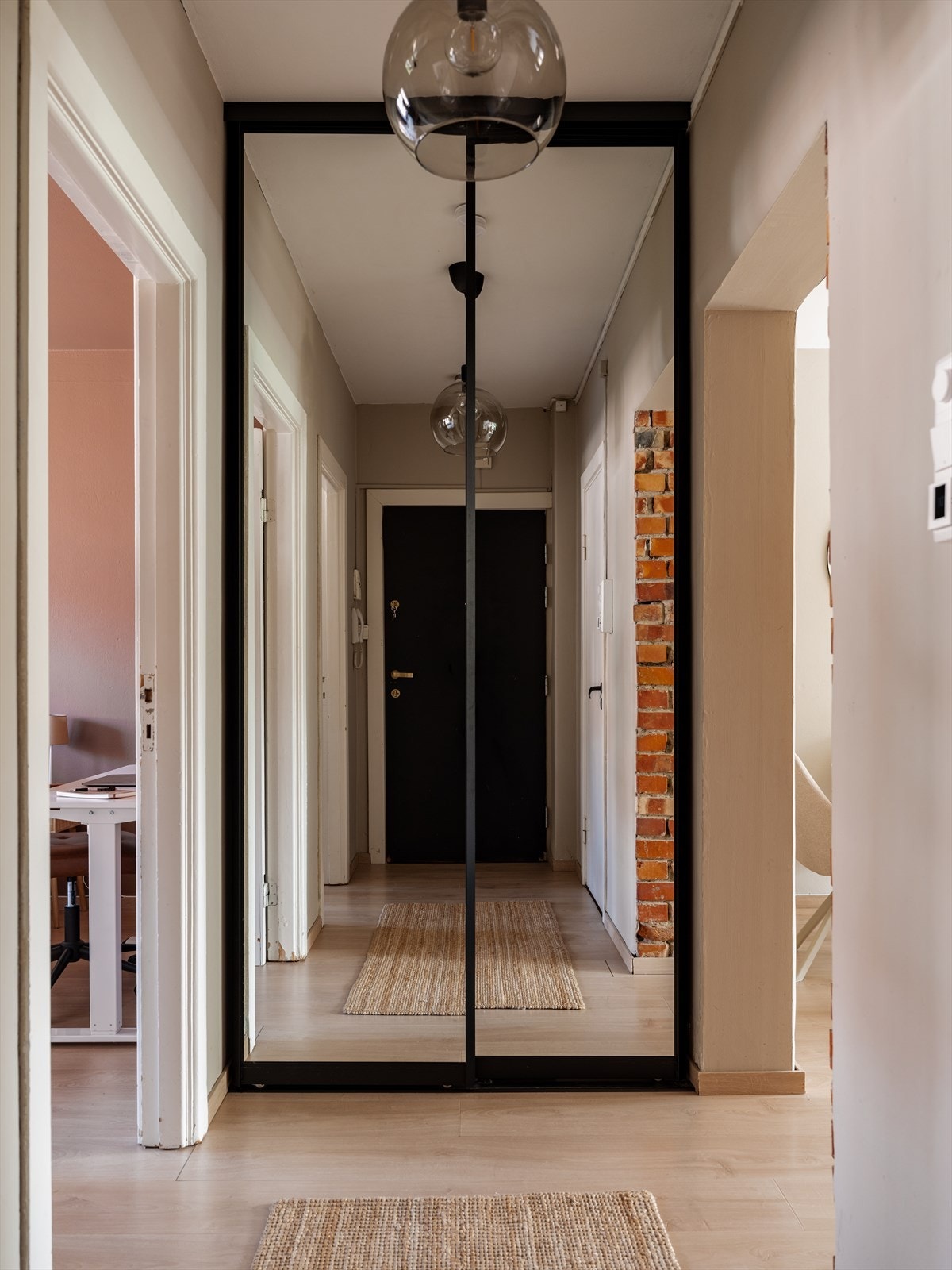 Entréen har en romslig skyvedørsgarderobe som gir god oppbevaringsplass, nærmest som en innvendig bod. Galleribilde