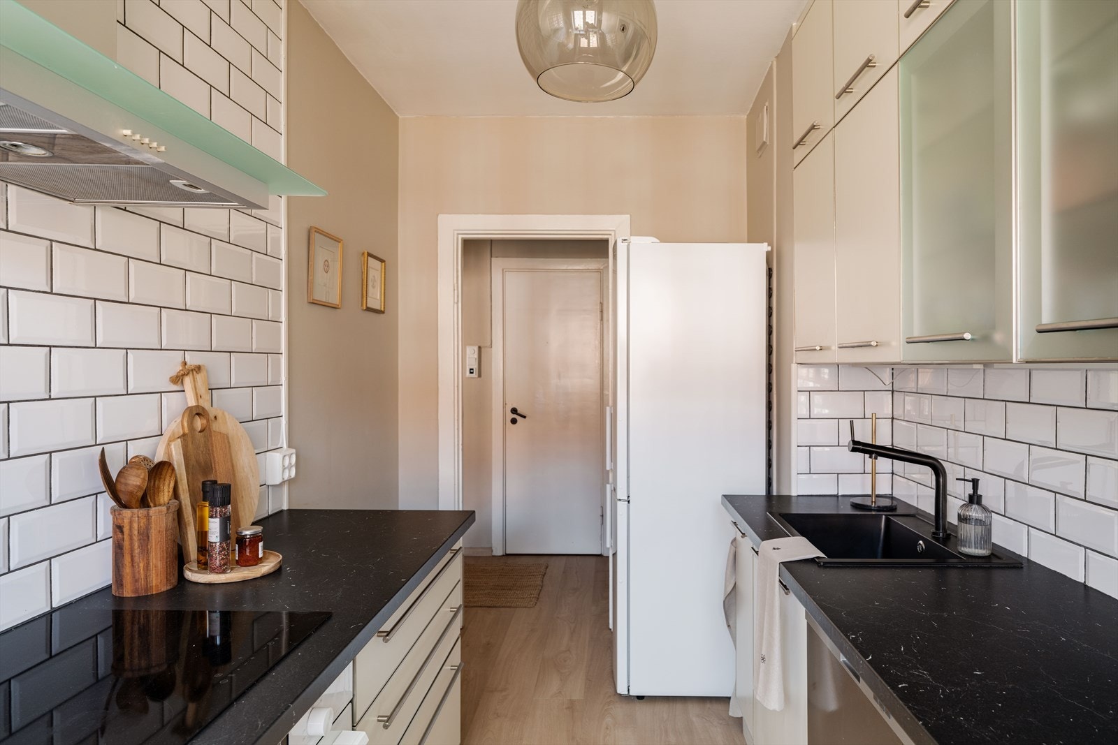 De malte veggflatene står godt til kjøkkenets beige overflater og fronter, og gir et helhetlig uttrykk. Galleribilde