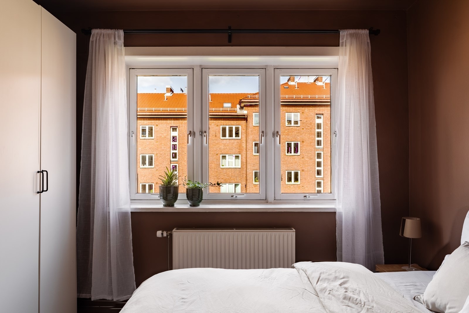 Med beliggenhet mot den fredelige felles bakgården ligger alt til rette for en stille og god nattesøvn. Galleribilde