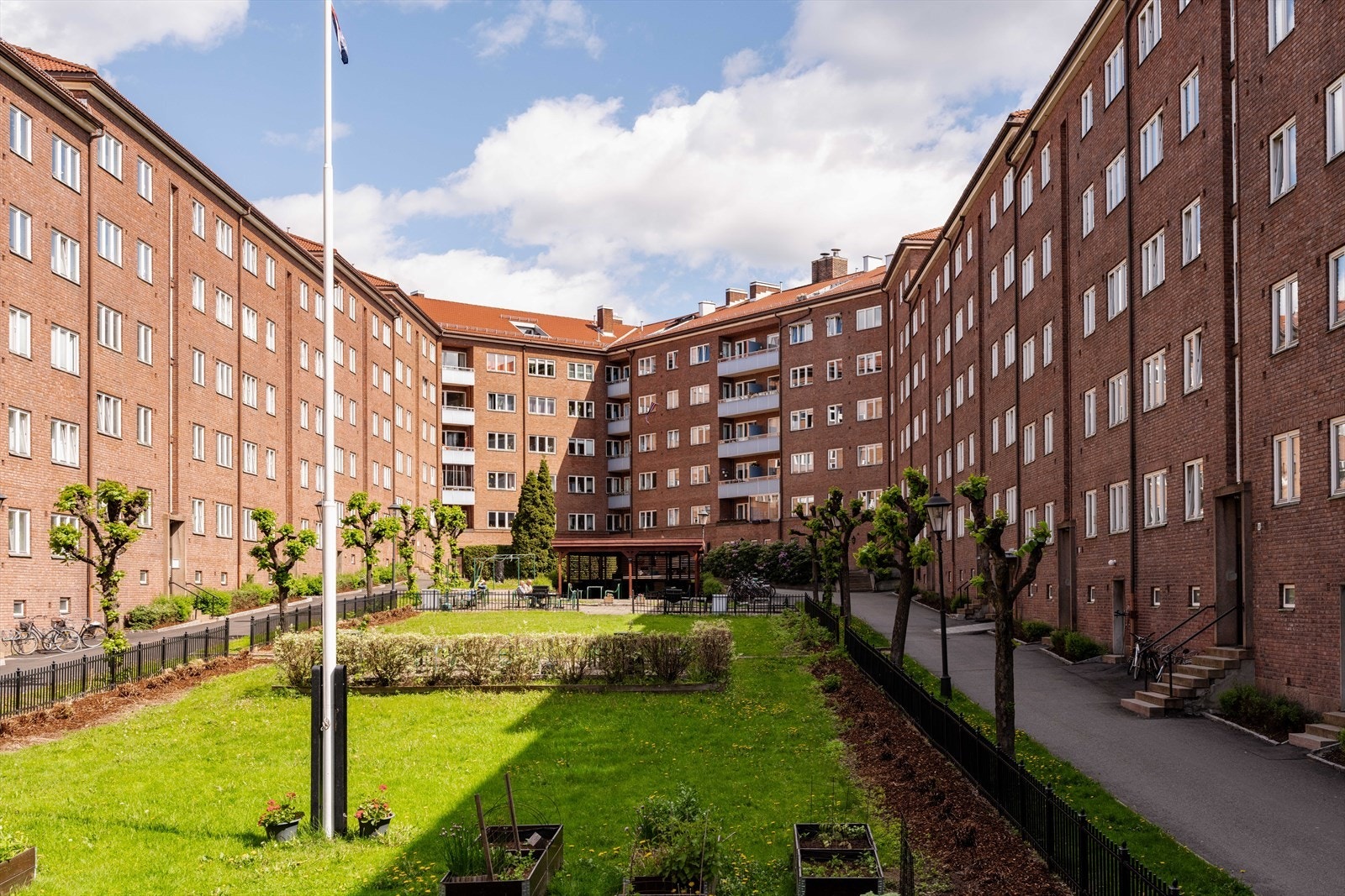 Her får du ikke bare en fantastisk og sjarmerende leilighet, men også tilgang til en hyggelig felles bakgård. Galleribilde