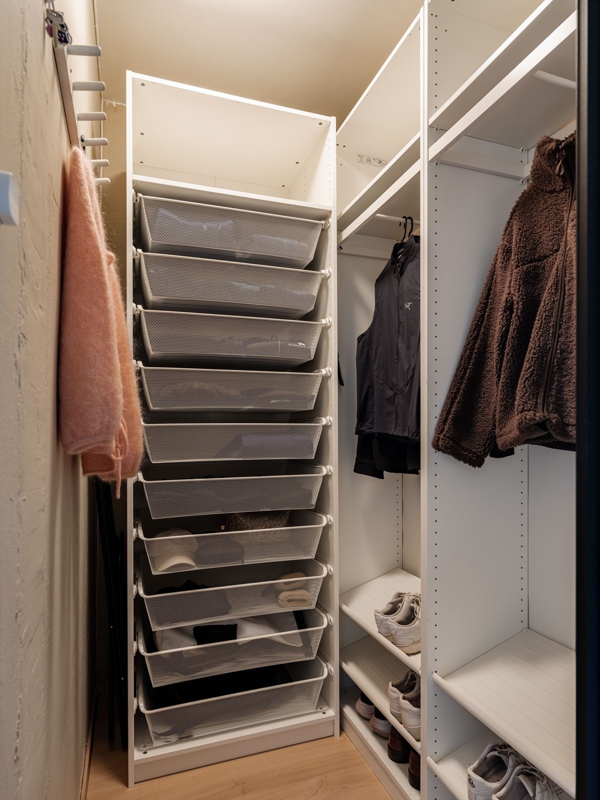 Skyvedørsgarderoben har gode muligheter for å bygges om til en walk-in garderobe ved behov. Galleribilde