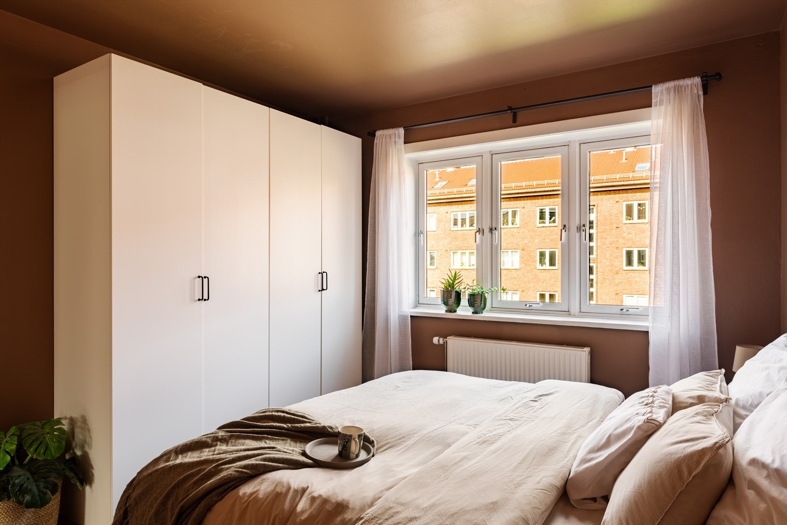 Det medfølgende garderobeskapet med hvite fronter gir god plass til oppbevaring. Galleribilde