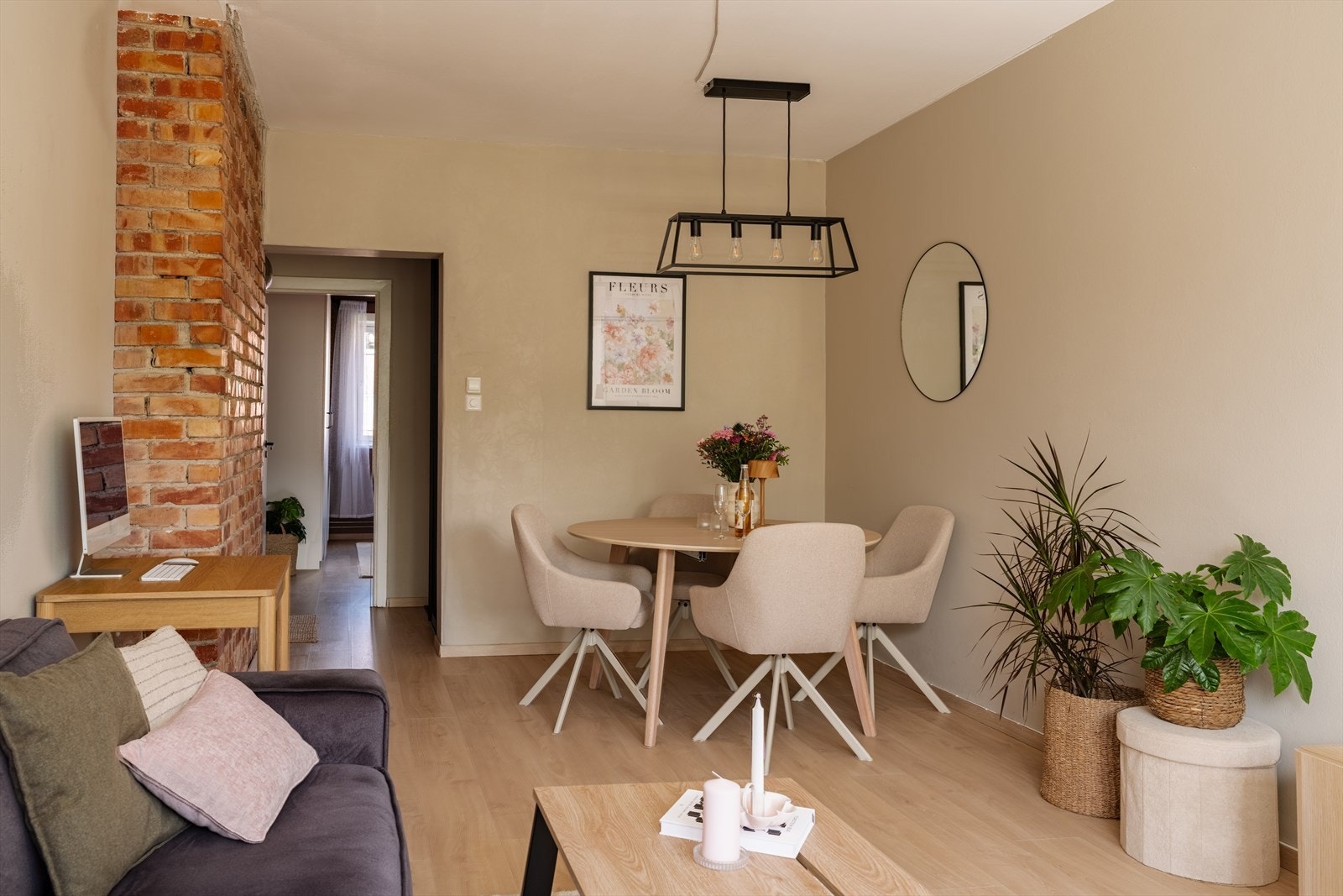 Stuen har en naturlig inndeling som gir god plass til egen spisesone uten at det føles trangt. Galleribilde