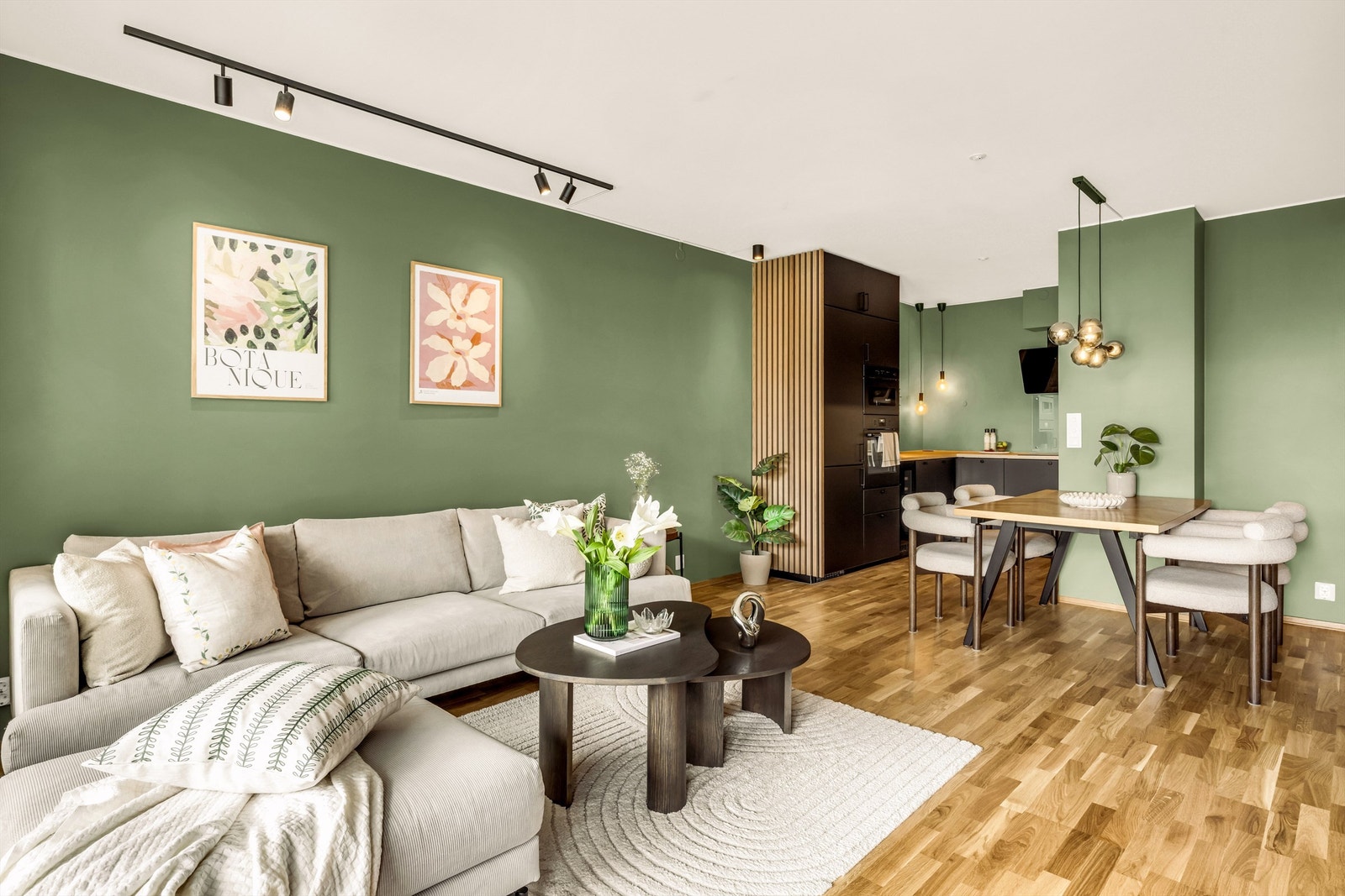 Det er plass til innredning av sofaområde og spsiebord av god størrelse. Galleribilde