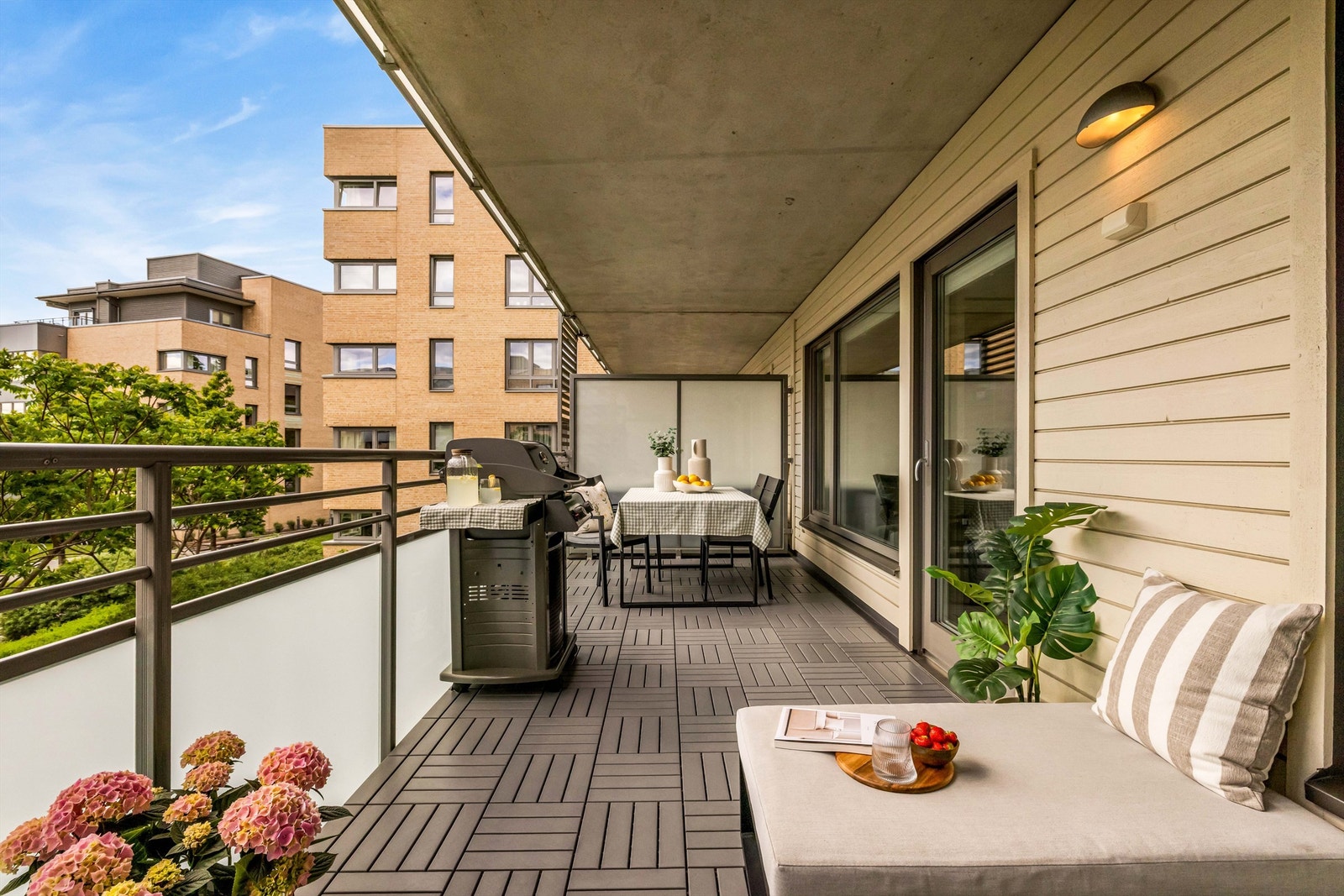 Her er det god plass til flere sittegrupper og grill. Galleribilde