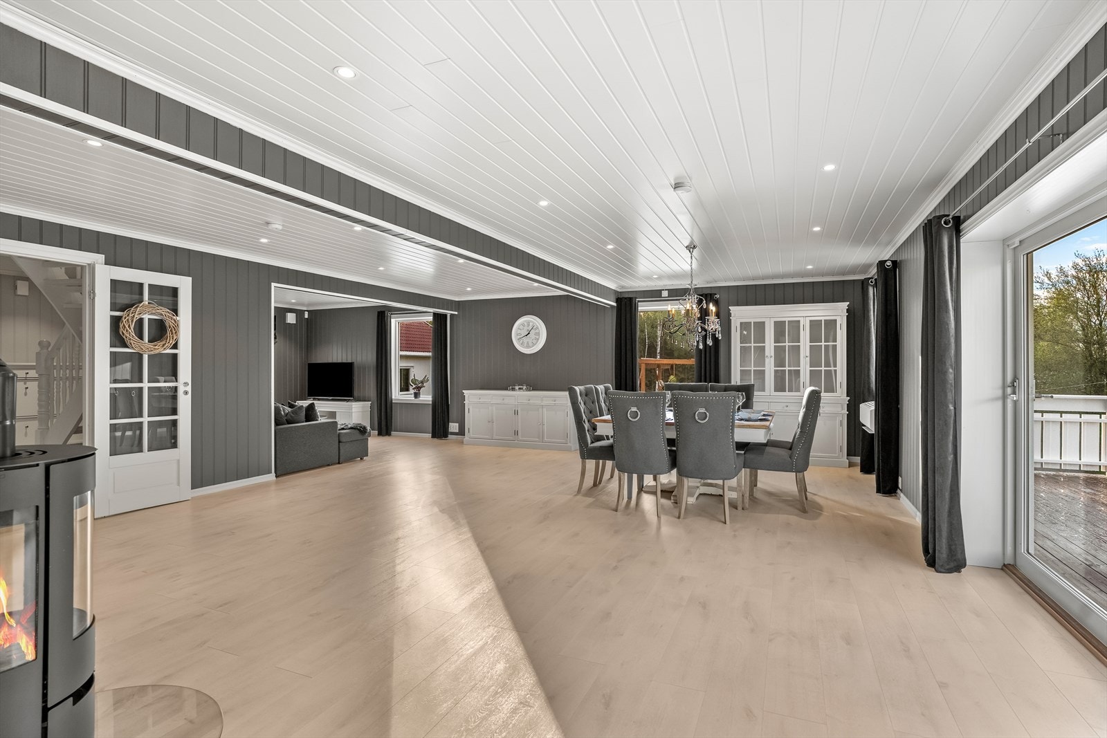 Stuen har blant annet downlights i taket, og lys enstavs laminat på gulv. Galleribilde