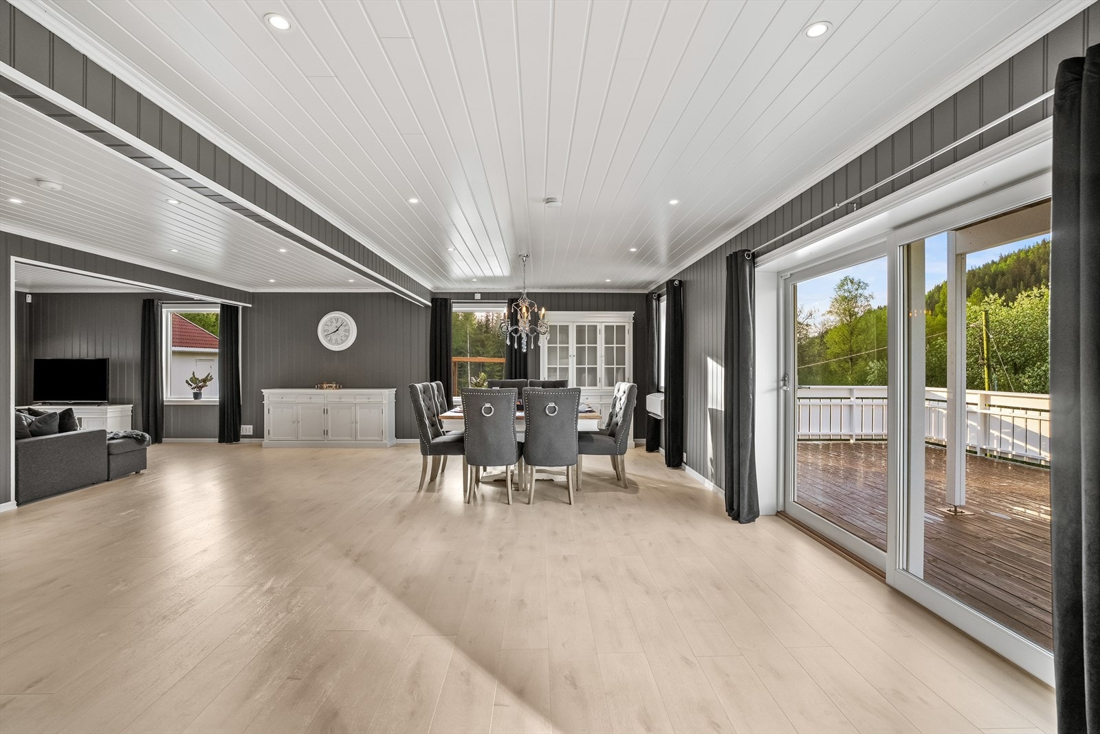Stuen er romslig og har utgang til stor terrasse via skyvedør. Galleribilde
