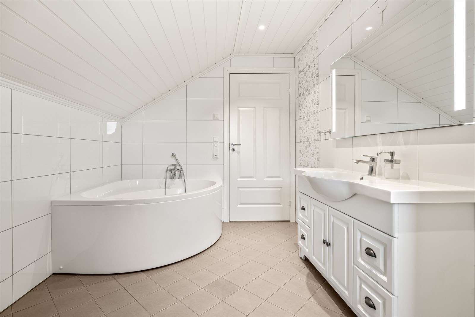 Badet i 2. etg er romslig, og har badekar og flislagte gulv med varme. Galleribilde