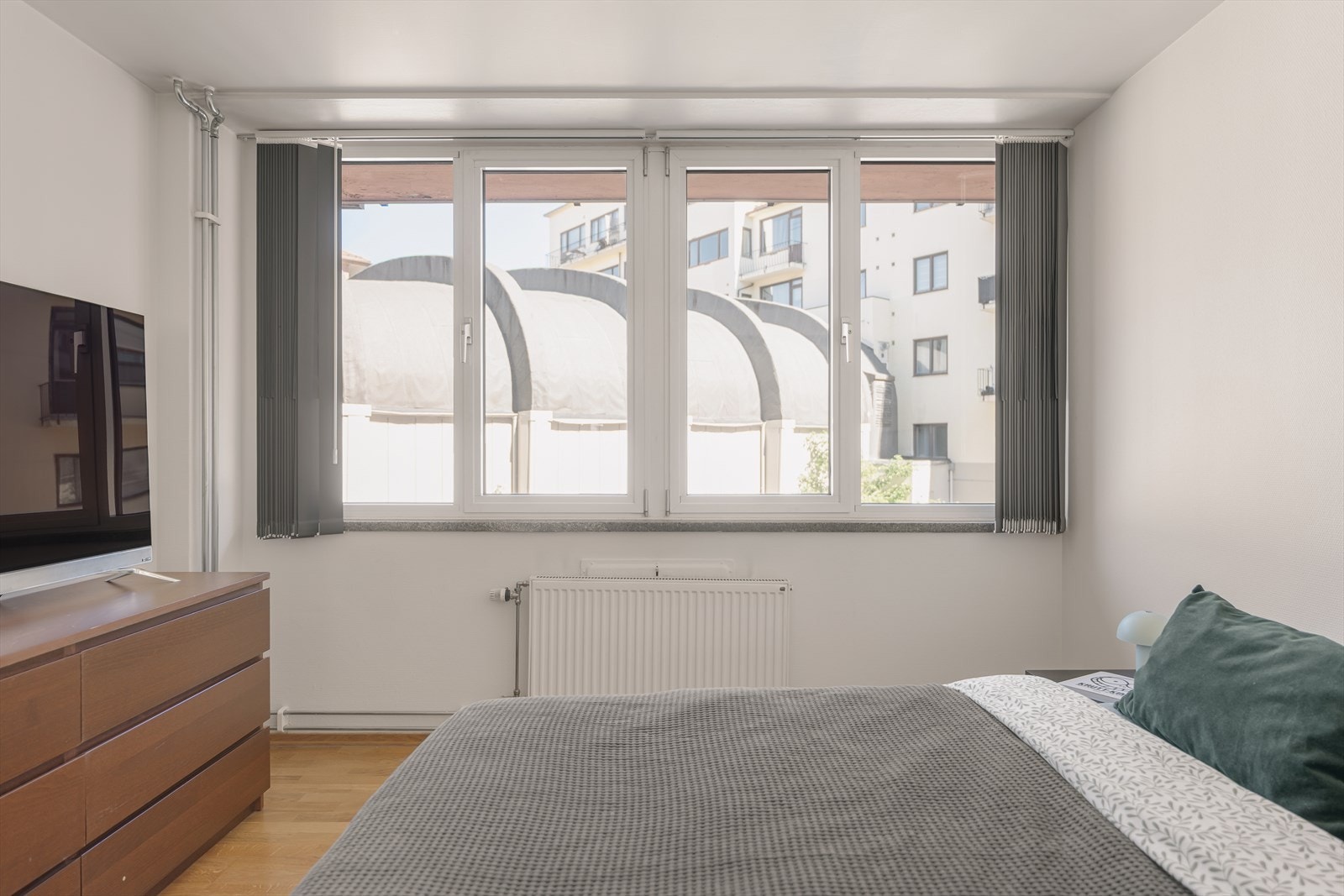 Oppvarming skjer via radiatorer tilknyttet sentralfyr. Galleribilde