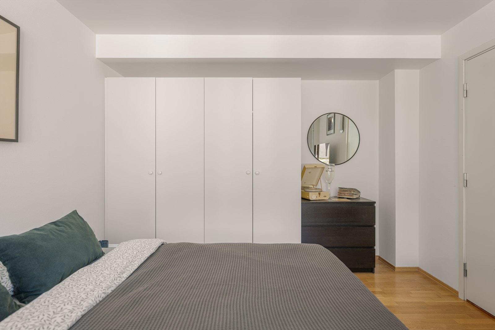 Rommet er innredet med en stor garderobe langs den ene veggen som gir rikelig med oppbevaringsplass. Galleribilde