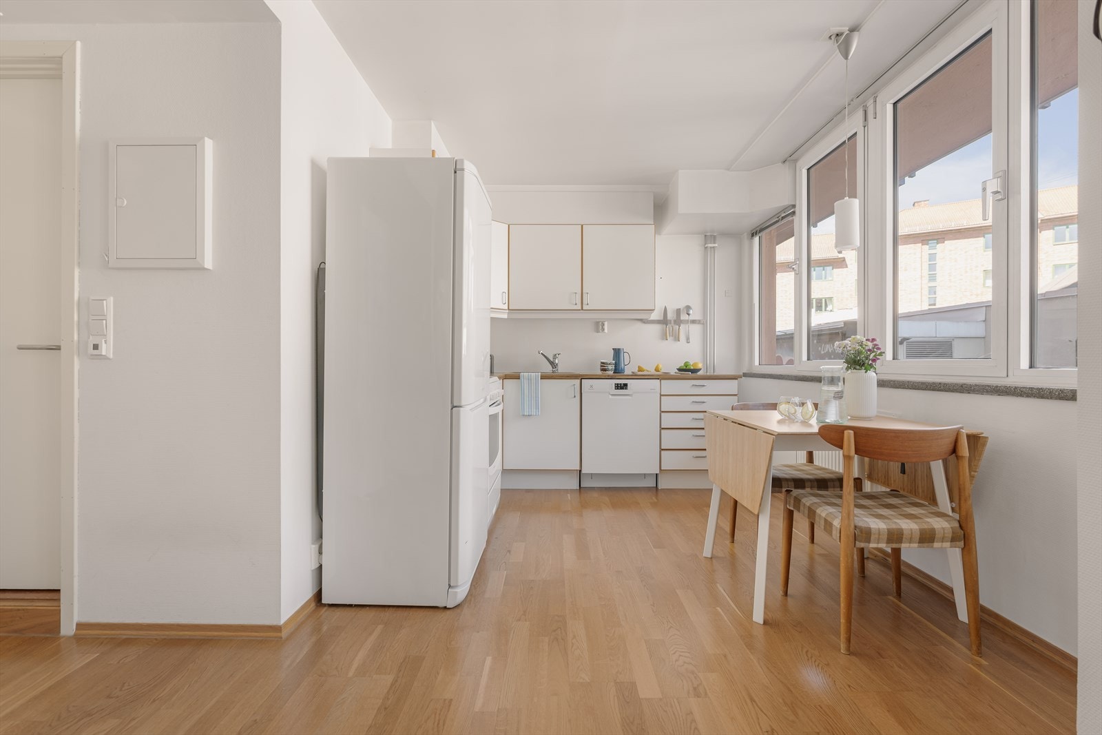 Leiligheten byr på flotte kvaliteter som heisadkomst til etasjeplan, store vindusflater og moderne fasiliteter. Galleribilde