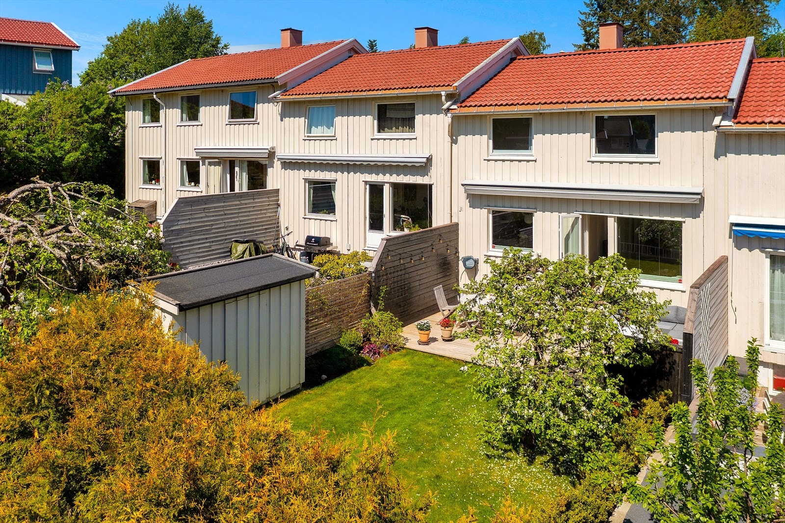 Rekkehuset ligger tilbaketrukket i et etablert og barnevennlig boligområde på Bøler. Galleribilde