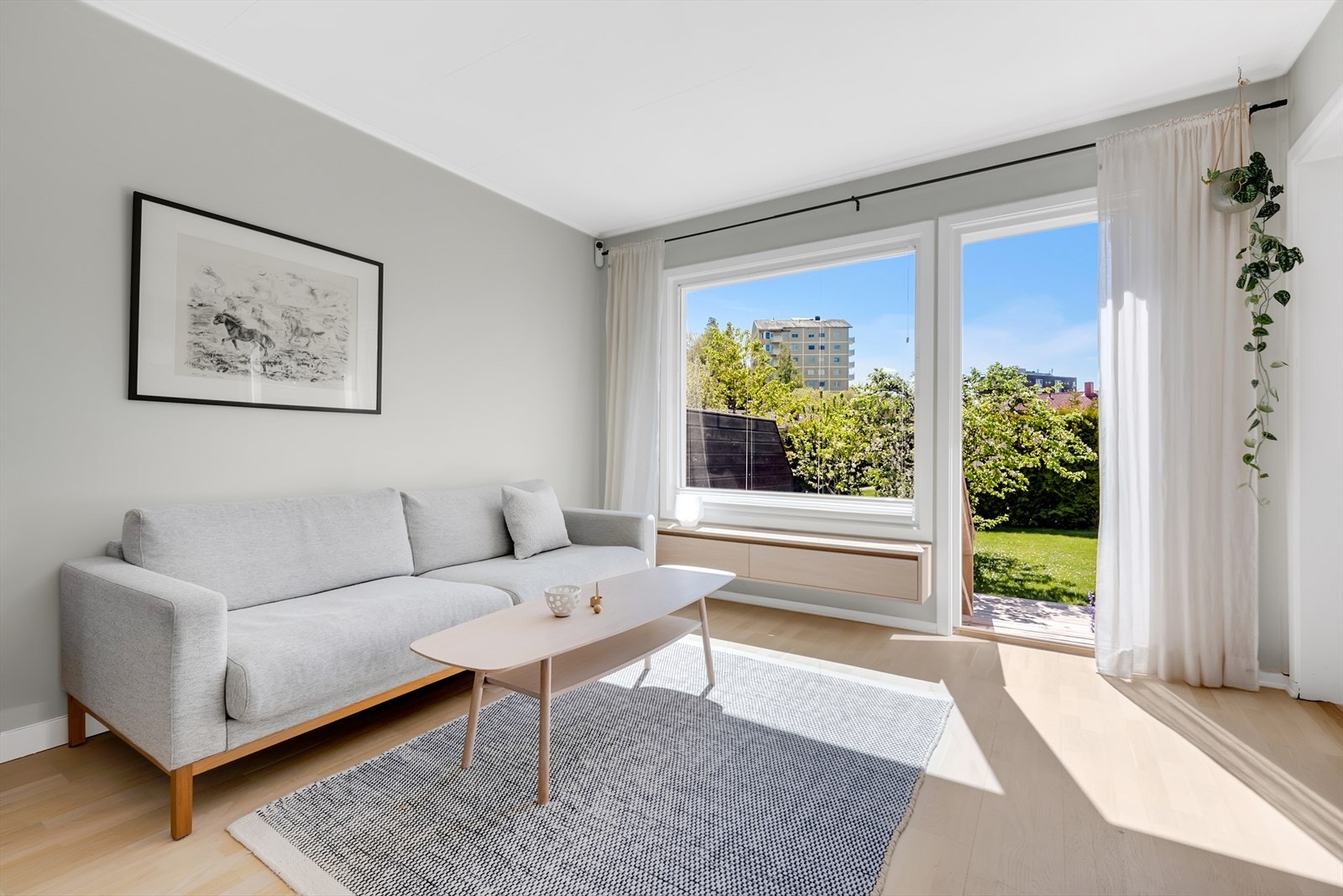 Fra stuen er det utgang til den sydvendte terrassen på 26 m². Galleribilde