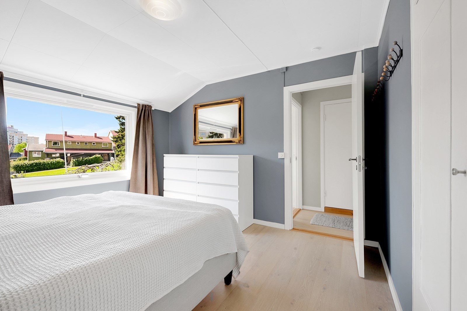 Det er plass til dobbeltseng og kommode på hovedsoverommet. Galleribilde