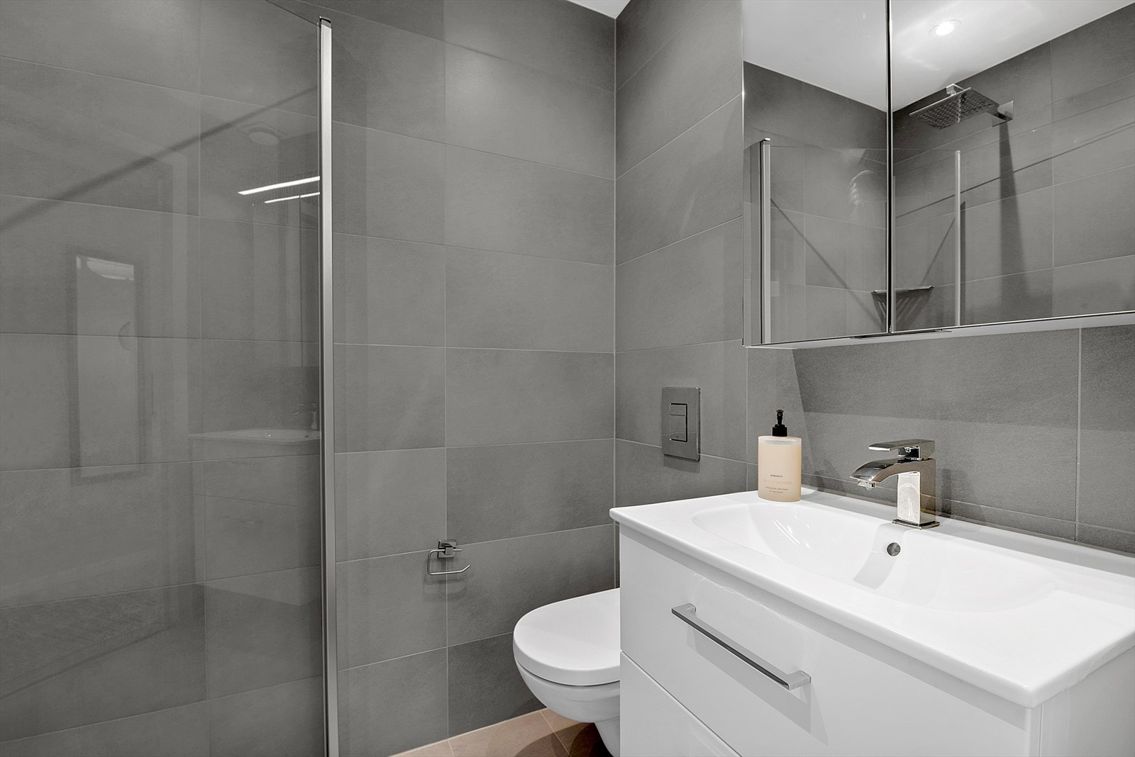 Badet ble pusset opp i 2017 med stilrene detaljer. Galleribilde