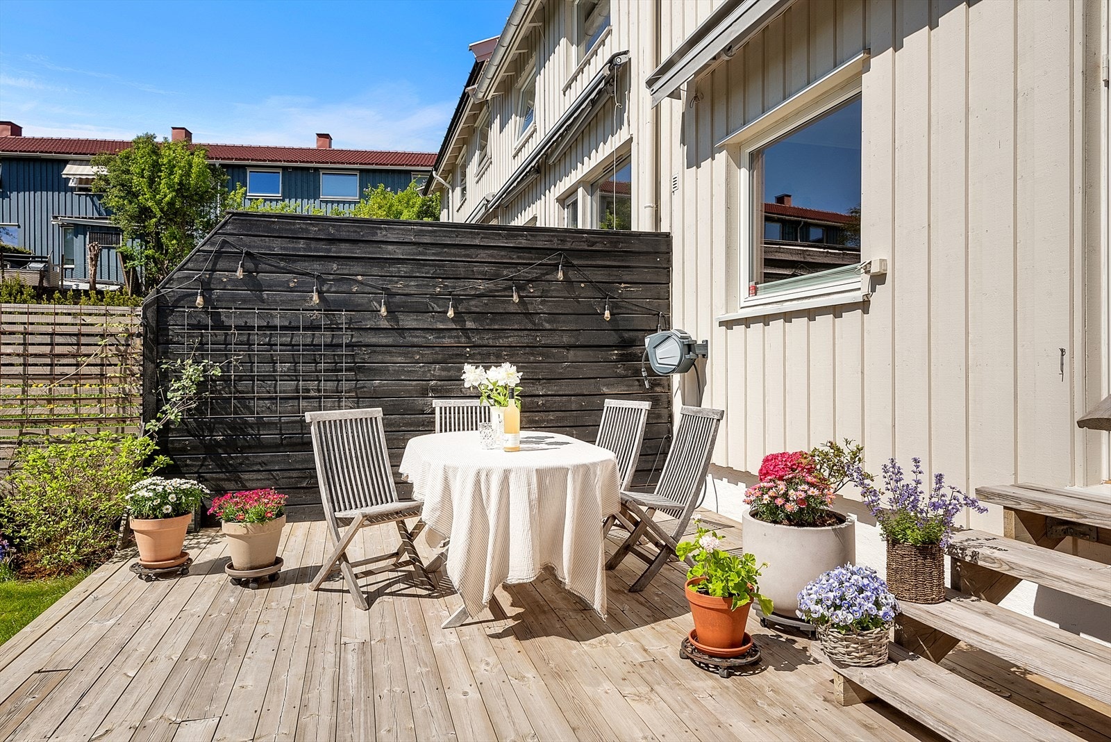 Uteplassen er pent rammet inn og gir en lun atmosfære. Galleribilde