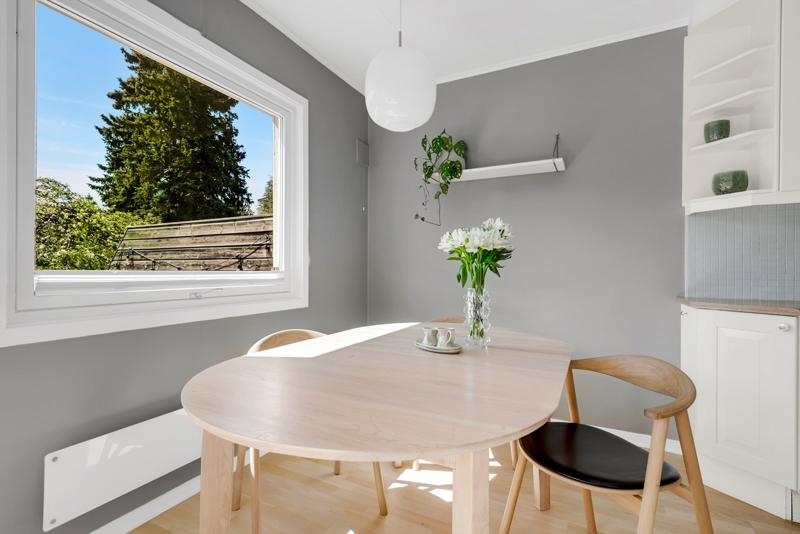 Vinduene i første etasje har 2-lags energiglass fra 2011. Galleribilde