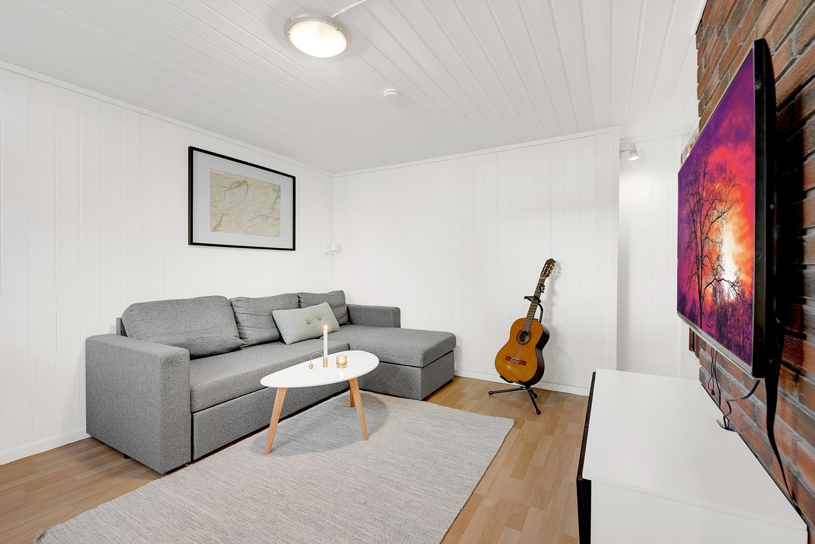 Rommet i kjelleren er innredet som kjellerstue, men er ikke bruksendret og godkjent for varig opphold. Galleribilde