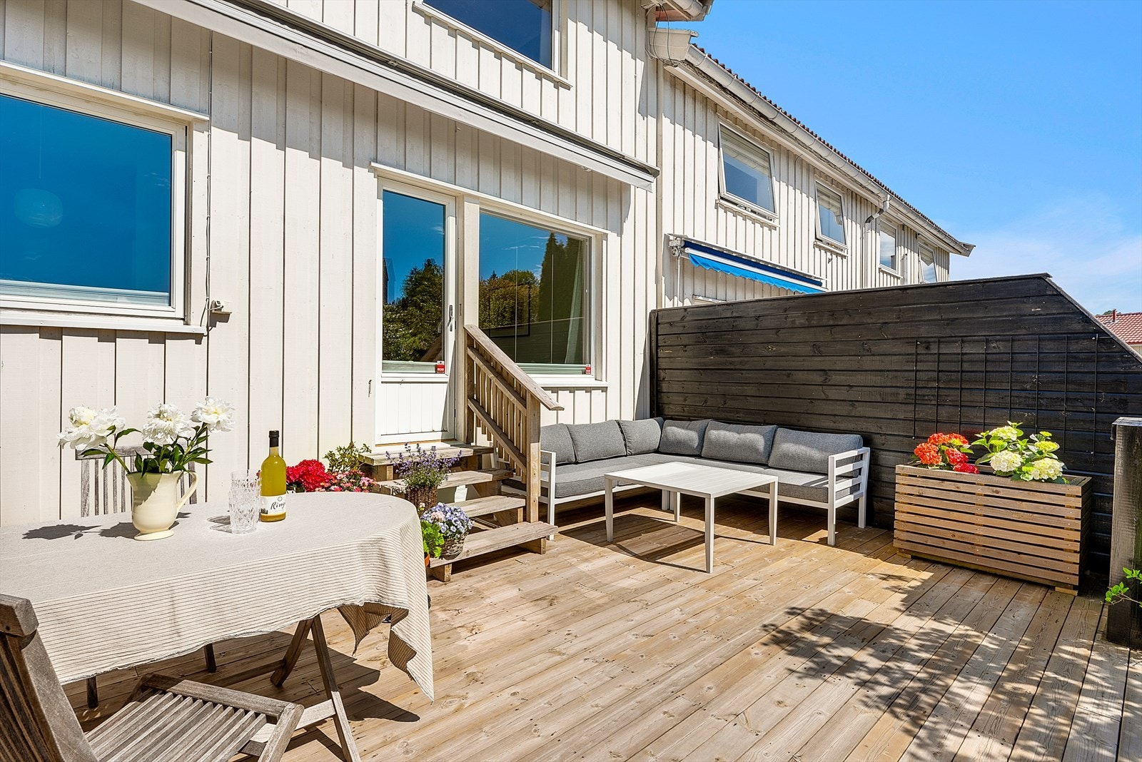 Terrassen er et naturlig samlingspunkt på varme dager. Galleribilde
