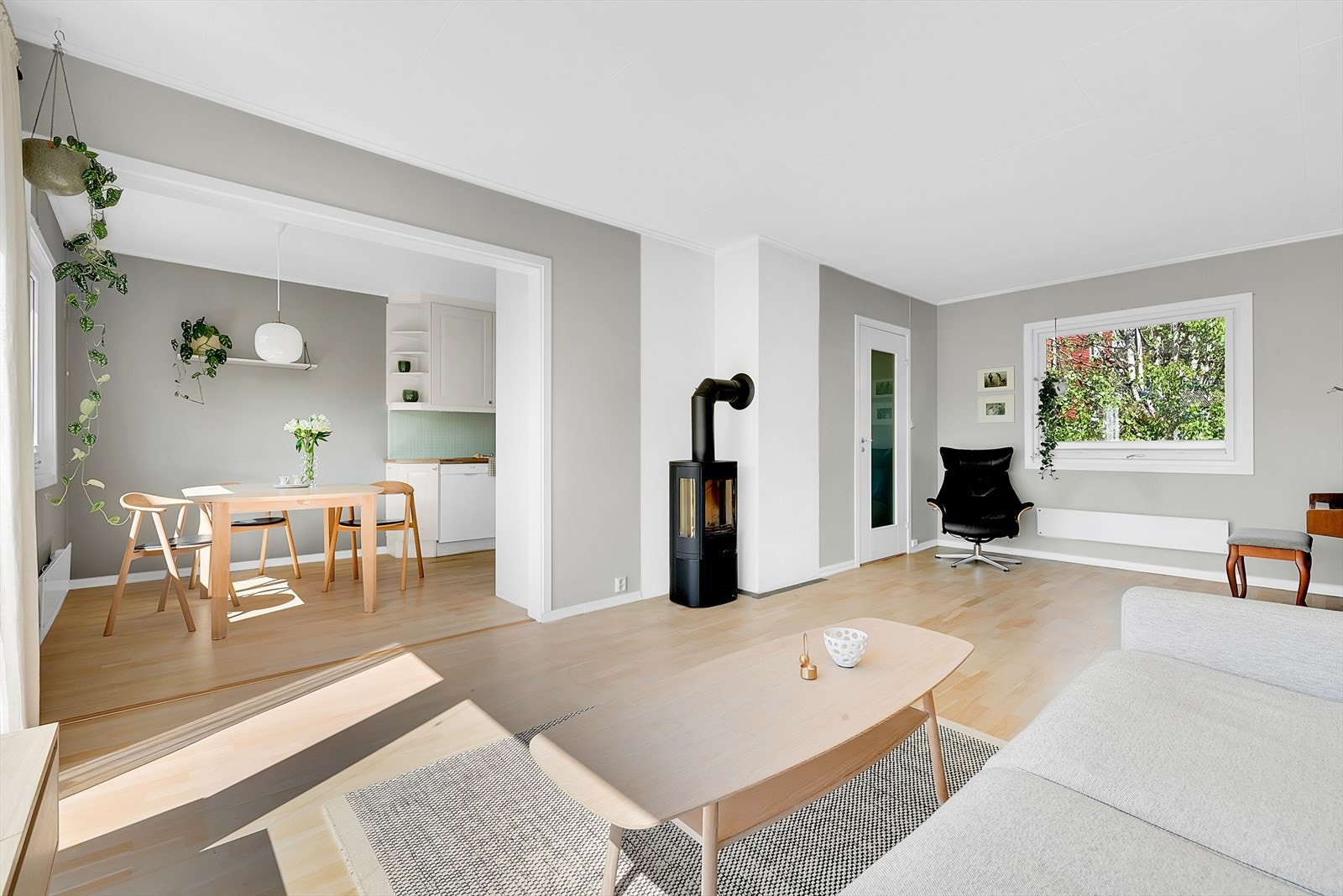 Stuen og kjøkkenet er i en åpen løsning som gir en sosial og luftig atmosfære i første etasje. Galleribilde