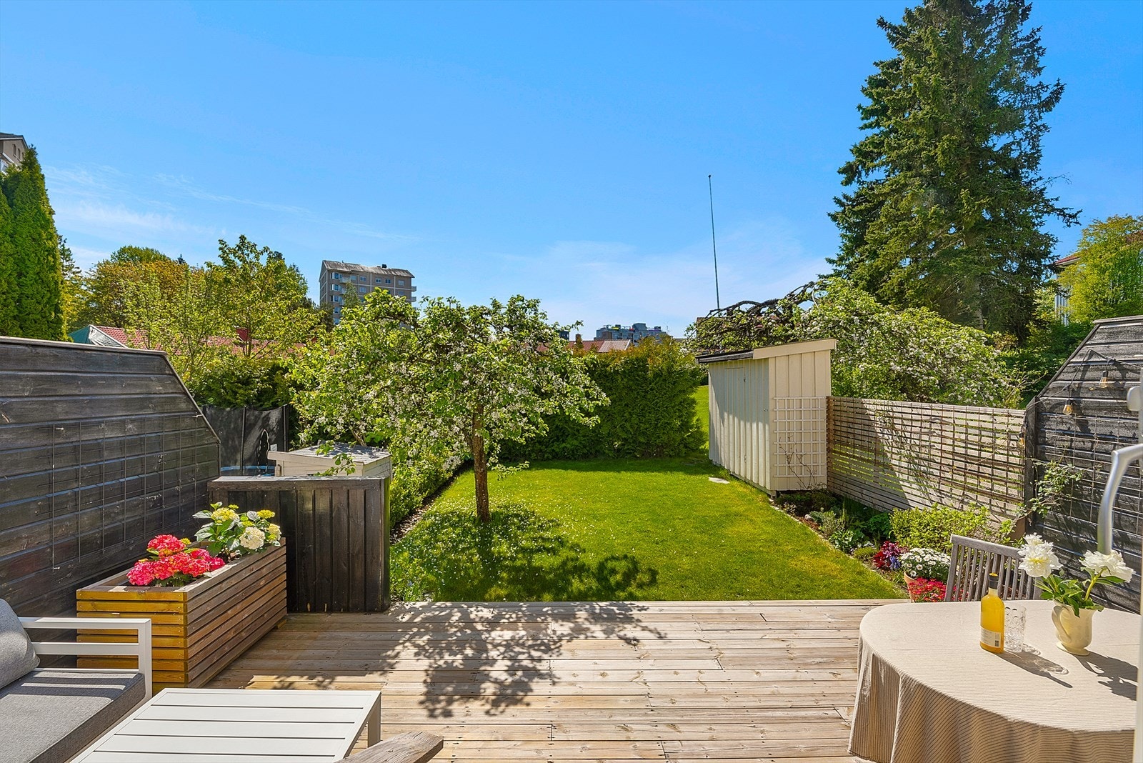 Den store treterrassen har god plass til både sittegruppe og spisebord. Galleribilde