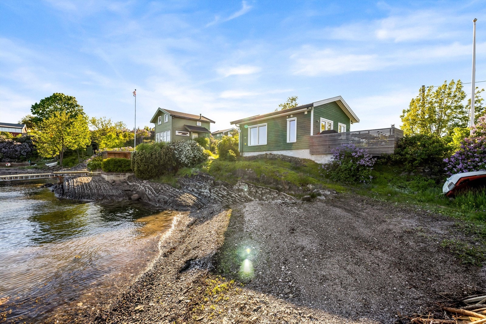 Badeplassen rett utenfor gjør at sjøen er lett tilgjengelig og bading kan nytes rett fra eiendommen. Galleribilde
