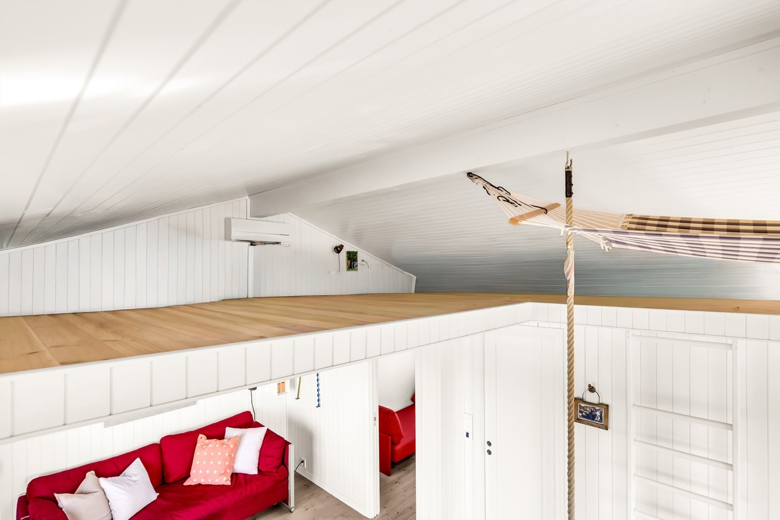 Hemsen gir hytten ekstra kapasitet og er godt egnet som soveområde for barn eller gjester. Galleribilde