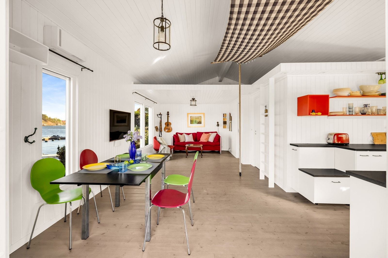 ISN260526WUH_0H7A1054.jpgStuen og kjøkkenet utgjør en åpen løsning med store vindusflater som gir flott utsikt over Oslofjorden. Galleribilde