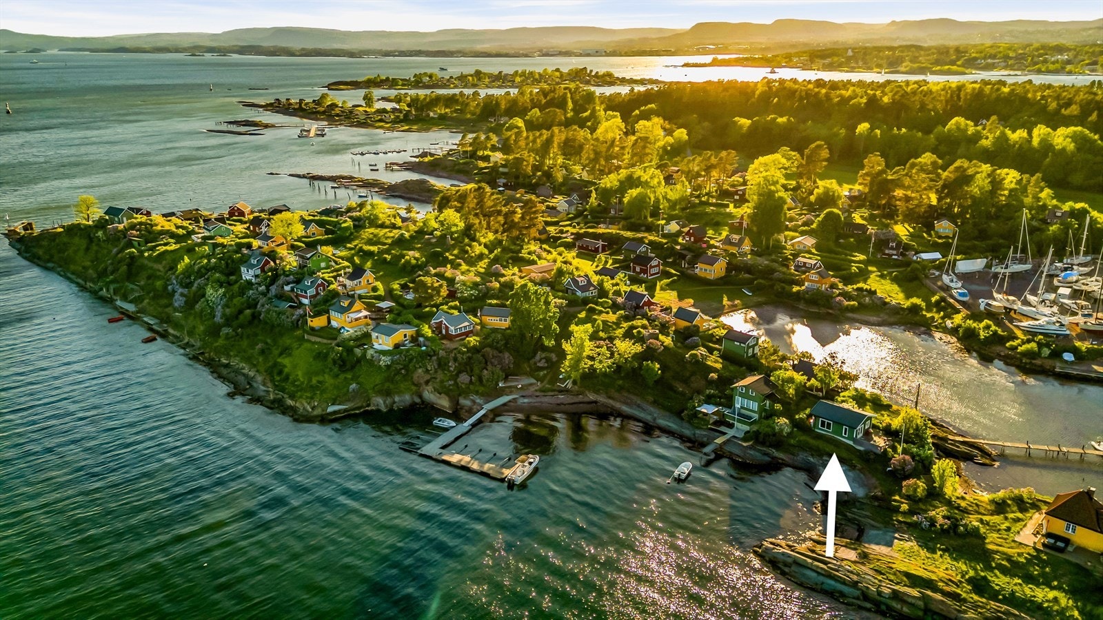 Lindøya 267 ligger på den sørlige delen av øyas østside, med åpen utsikt over indre Oslofjord. Lindøya er flere generasjoners oslofolk sitt ferieparadis, og øya bærer fremdeles preg av en herlig nøkternhet. Galleribilde