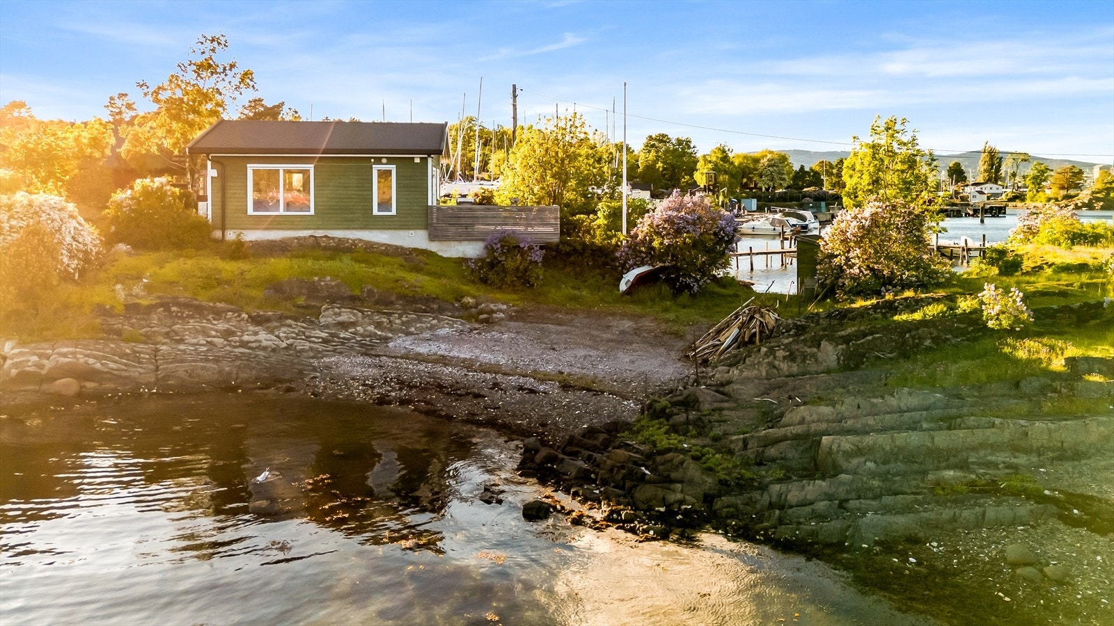 Fritidseiendommen ble opprinnelig bygget i 1947, men ble i 2016 revet ned til grunnmur og fullstendig gjenoppbygd. Ny bygningsmasse er oppført fra grunnmur og opp, etter byggeforskriftene som gjaldt på oppføringstidspunktet. Galleribilde